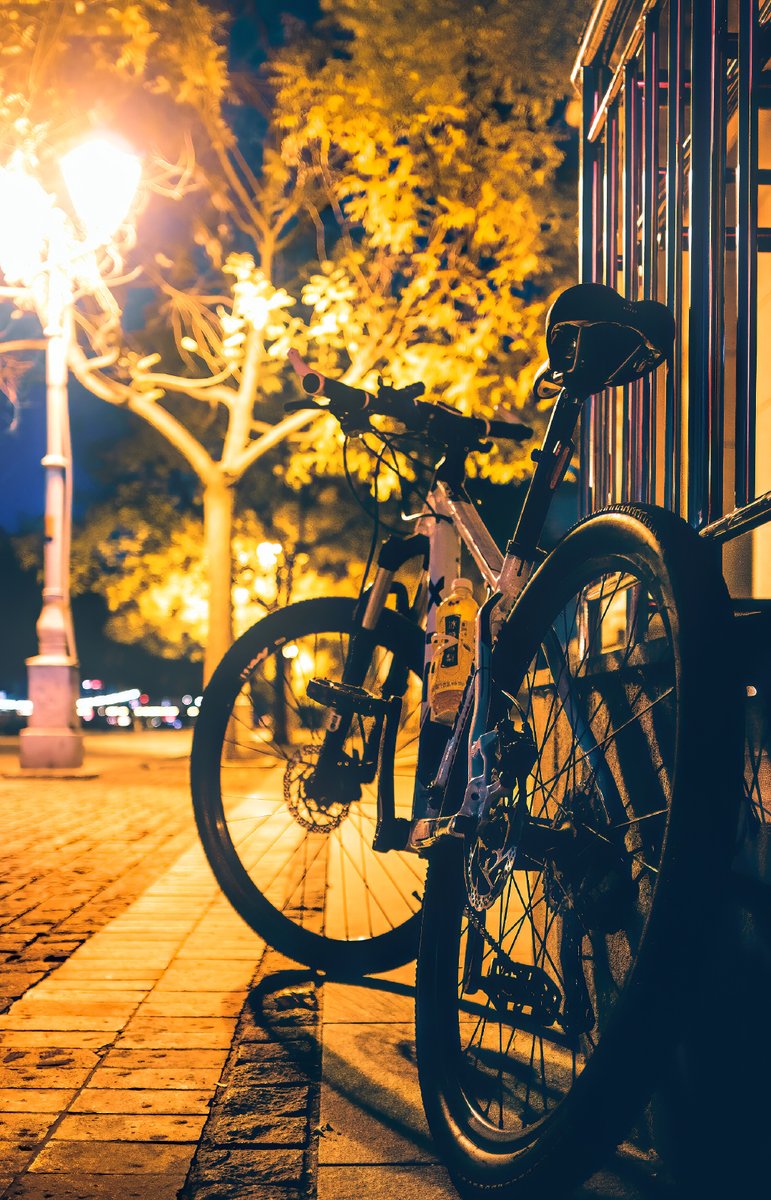 GardetteG's tweet photo. Street corner light just hit the bike rack like a tiny golden portal. Love these random city surprises.， https://t.co/3V5DcTlLAI