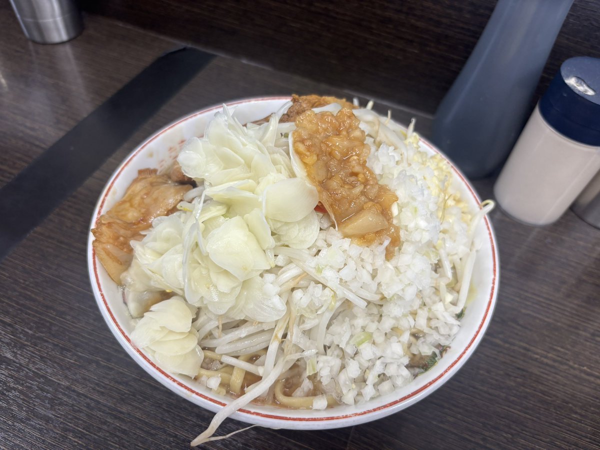 Agyo_Bn_CaCuong's tweet photo. 埼玉のベトナムタウンは二郎までベトナム化してる......
まさかTỏi ngâm giấm(北部のフォーでお馴染み酢漬けニンニク)が本当に日本の二郎で出てくるとは思わなかったよ。もちろんベトナム人スタッフさんが仕込んでる本物のTỏi ngâm giấmだよ。 https://t.co/NFKq1LrDDZ