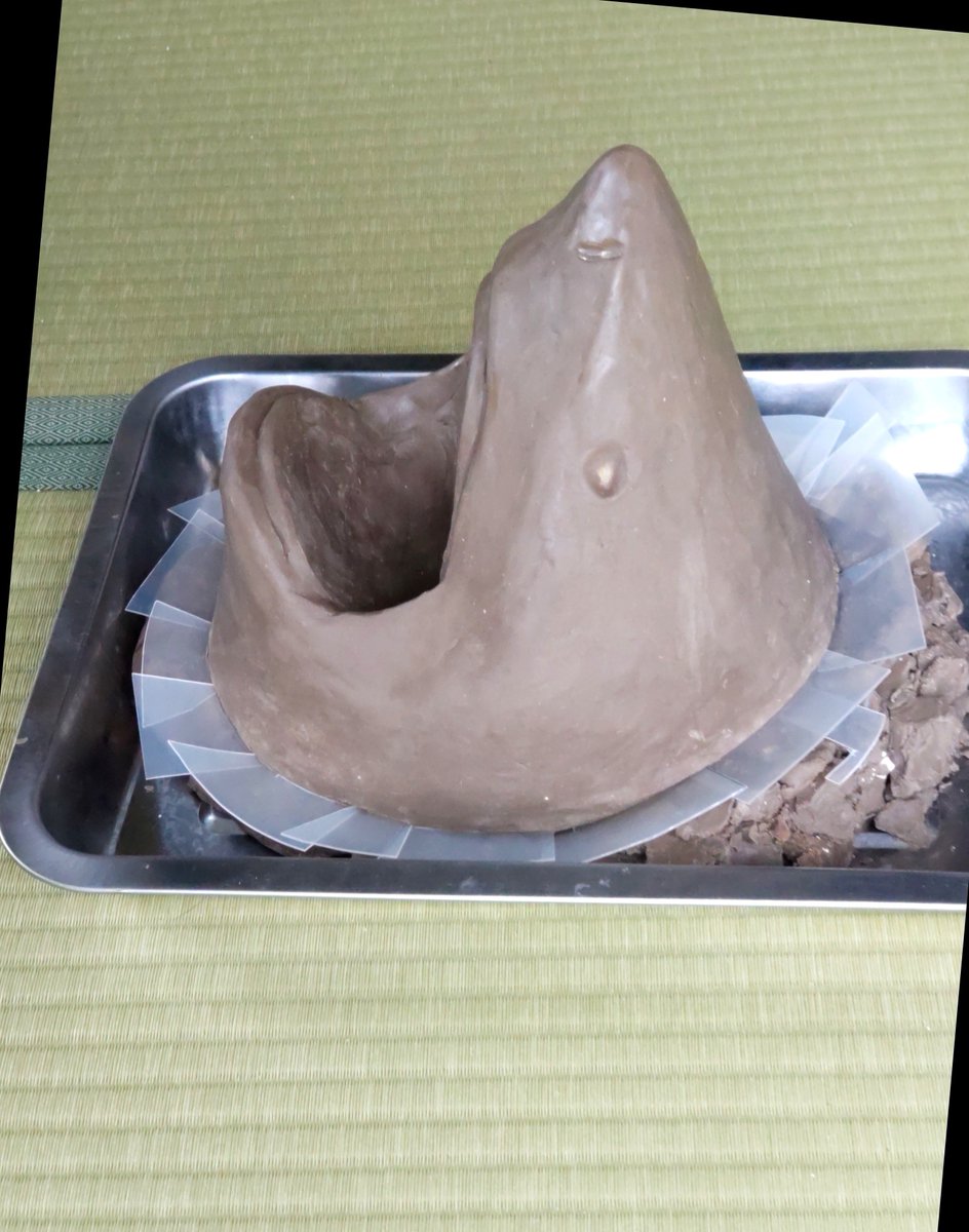 amazkizne's tweet photo. 奥行きのある張り子面の製作過程です。

①顔のサイズにカットしたスタイロフォームを重ね、上面・側面に下書きする
②スチロールカッターで１枚ずつカットし、接着して全体をカットしながら整える
③油粘土を盛り付けて原型を完成させる
④石膏取りの準備。ぐるりと切金を差し込む
↓ https://t.co/2ldf7BQ9rV