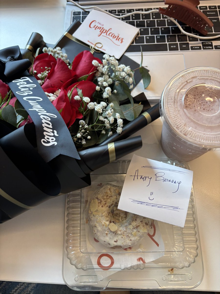 vassstii's tweet photo. “Como te traten es tu cumpleaños es un reflejo de cuanto te quieren”

Hoy me sentí demasiado consentida y querida 😭❤️ https://t.co/xW2wSsLSsn