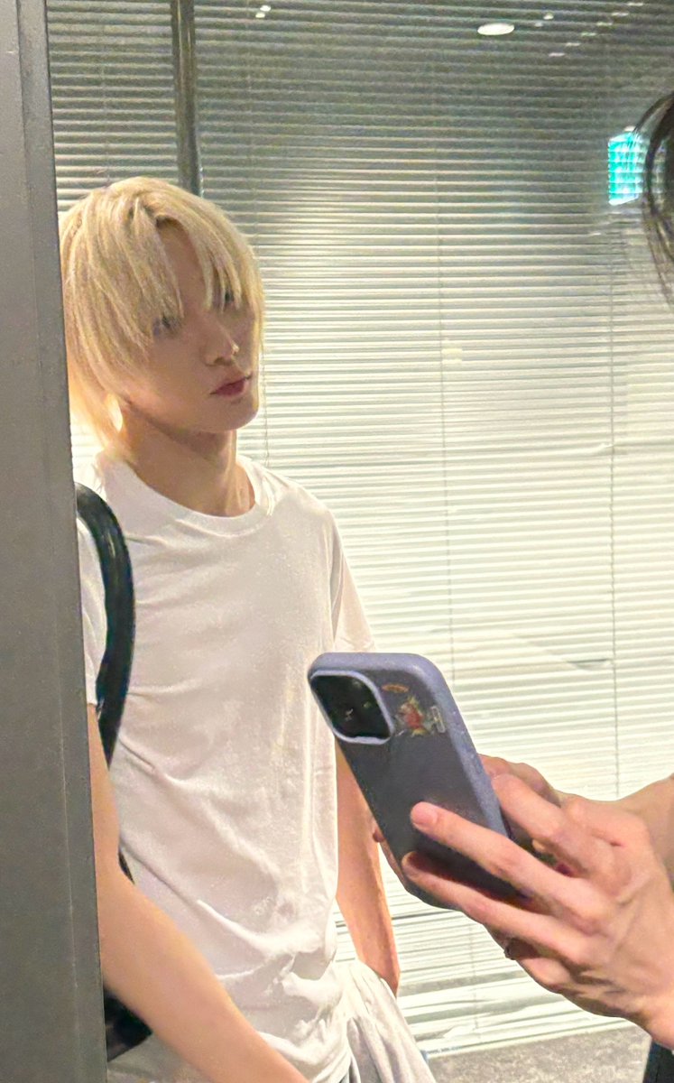 212_leehan's tweet photo. ㅋㅋㅋ 성호 옆에 이한이잖아! ㅋㅋㅋㅋㅋㅋㅋㅋㅋㅋ 이한이 보는 성호 표정 뭐야 ㅋㅋㅋㅋㅋ https://t.co/hSoBrLaqVq