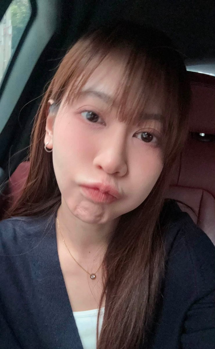 NoeyOfficialFC's tweet photo. [Noey’s IG Broadcast ]

#NoeyKanteera 

สวัสดีวันศุกร์งั้บบ ใกล้เวลาเที่ยงแล้วววว ทางนั้นคิดถึงเมนูอะไร หนูชอบคิดถึงอาหารไว้ตลอดเลยงับ แบบถ้าตอนกลางคืน เช้านี้จะกินอะไร ทำงานอยุ่เลิกงานจะกินอะไร เวลาคิดแบบนี้แล้วมีความสุขมากก🥳ส่วนตอนนี้ทางนี้กินกะเพราหมู ใส่ไข่ดาวกรอบๆงับ แต่จะกรอบมั้ย รอมาส่อยู่555555
วันศุกร์สุขเยอะนะคะ ความสุขเล็กๆน้อย ก็คือความสุข ความสุขอยู่รอบๆตัวเราเสมอ เลือกมองและเลือกที่จะโฟกัสความสุขให้เยอะๆนะคะ (ทางนี้ก็คอยจะเตือนใจตัวเองแบบนี้เหมือนกัน) อะไรไม่ดี ขอให้ผ่านไปง่ายๆเลยนะคะคนเก่ง ส่งกำลังใจผ่านบูทุธ ฟิ่ววววววว💚

💚🧈

Morning Noey~
เรามามีความสุขเยอะๆด้วยกันนะคะคนเก่ง 💚
