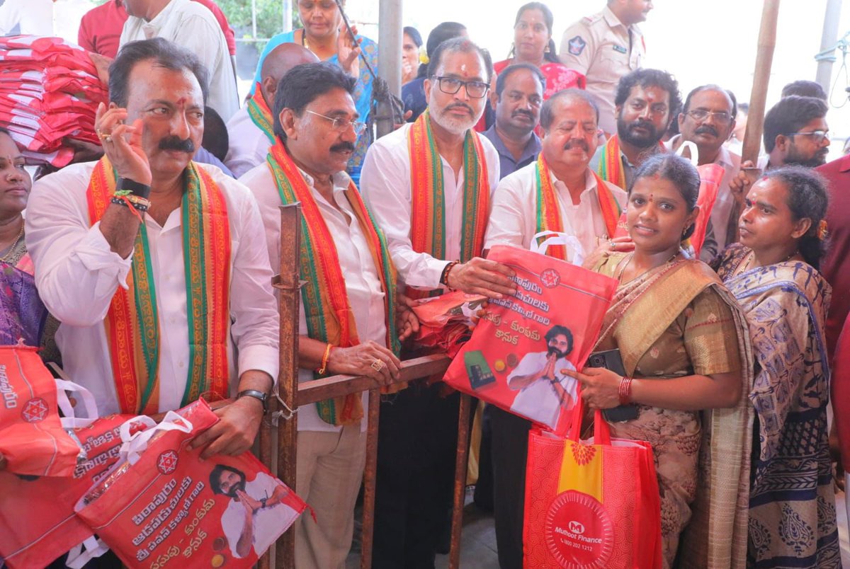 APDeputyCMO's tweet photo. పిఠాపురం ఆడపడుచులకు శ్రీ పవన్ కళ్యాణ్ గారు శ్రావణ మాస కానుక

•10 వేల మంది మహిళలకు చీరలు, పసుపు, కుంకుమలు పంపిణీ 
•శ్రీ పురుహూతిక అమ్మవారి సన్నిధిలో వైభవంగా సామూహిక వరలక్ష్మీ వ్రతాలు
•అమ్మవారికి పట్టువస్త్రాల సమర్పణతో ప్రారంభమైన వరలక్ష్మీ వ్రత మహోత్సవం 
•భక్తుల సౌకర్యార్థం పకడ్బందీ ఏర్పాట్లు 
•భక్తిశ్రద్ధలతో వరలక్ష్మీ వ్రతంలో పాల్గొన్న నియోజకవర్గ మహిళలు 

పిఠాపురం ప్రజలతో, ముఖ్యంగా నియోజక వర్గంలోని ఆడపడుచులతో తనకున్న  అనుబంధాన్ని రాష్ట్ర ఉప ముఖ్యమంత్రి శ్రీ @PawanKalyan గారు మరోసారి చాటి చెప్పారు. శ్రావణ మాసం చివరి శుక్రవారం సందర్భంగా నియోజకవర్గంలోని దాదాపు 10 వేల మంది ఆడపడుచులకు చీరలు, పసుపు, కుంకుమలను శ్రావణ మాస కానుకగా అందించారు. పిఠాపురంలోని ప్రముఖ శక్తి పీఠమైన శ్రీ పురుహూతిక అమ్మవారి ఆలయ ప్రాంగణంలో ఆడపడుచుల కోసం సామూహిక వరలక్ష్మీ వ్రతాలను ఘనంగా నిర్వహించారు. వ్రతానికి అవసరమైన పూజా సామగ్రిని ఉచితంగా అందించడంతో పాటు, వేద పండితుల ఆధ్వర్యంలో సంప్రదాయబద్ధంగా  పూజా కార్యక్రమాలను నిర్వహించారు. వేలాది మంది మహిళలు భక్తిశ్రద్ధలతో ఈ సామూహిక వరలక్ష్మీ వ్రతంలో పాల్గొని అమ్మవారిని పూజించారు.    

• భక్తిశ్రద్ధలతో వరలక్ష్మీ వ్రతాచరణ
శ్రావణ శుక్రవారాన్ని పురస్కరించుకుని శ్రీ కుక్కుటేశ్వర స్వామి, శ్రీ పురూహూతిక అమ్మవారి దివ్యక్షేత్రంలో వరలక్ష్మీ వ్రతాలు వైభవంగా నిర్వహించారు. వేకువజాము నుంచే పెద్ద సంఖ్యలో మహిళలు ఆలయానికి చేరుకుని భక్తిశ్రద్ధలతో వ్రత పూజల్లో పాల్గొన్నారు. వేద పండితుల మంత్రోచ్ఛారణల మధ్య వరలక్ష్మీ దేవిని ప్రతిష్ఠించి పూజా కార్యక్రమాలను ప్రారంభించారు. తొలుత పార్టీ కాకినాడ జిల్లా అధ్యక్షులు శ్రీ తుమ్మల రామస్వామి (బాబు), పార్టీ కార్యక్రమాల నిర్వహణ కమిటీ ఛైర్మన్ శ్రీ కళ్యాణం శివ శ్రీనివాసరావు, మాజీ ఎమ్మెల్యే శ్రీ పెండెం దొరబాబు అమ్మవారికి పట్టువస్ర్తాలను సమర్పించారు. అనంతరం గణపతి పూజ, కలశ పూజతో పాటు అమ్మవారికి అష్టోత్తర శతనామావళి, వరలక్ష్మీ స్తోత్రాలు, షోడశోపచార పూజలను శాస్త్రోక్తంగా నిర్వహించారు. ఈ సందర్భంగా వేద పండితులు వరలక్ష్మీ వ్రత మహిమను వివరిస్తూ వ్రతకథను భక్తులకు వినిపించారు. నాలుగు విడతలుగా జరిగిన సామూహిక వరలక్ష్మీ వ్రత పూజల్లో నియోజకవర్గంలోని వివిధ ప్రాంతాల నుంచి వేలాది మంది మహిళలు పాల్గొన్నారు. భక్తుల రద్దీని దృష్టిలో ఉంచుకుని ఎలాంటి ఇబ్బందులు తలెత్తకుండా పోలీసులు, ఆలయ మరియు మున్సిపల్ సిబ్బంది, జనసేన పార్టీ వాలంటీర్లు,  సమన్వయంతో ఏర్పాట్లు చేశారు. అత్యవసర సమయాల్లో వైద్య సేవలు అందించేందుకు ఆలయ ప్రాంగణంలో ప్రత్యేక వైద్య శిబిరాన్ని కూడా అందుబాటులో ఉంచారు.   

• ఐదు విడతలుగా వరలక్ష్మీ వ్రతమాచరించిన మహిళలు
వరలక్ష్మీ వ్రతాన్ని ఆచరించేందుకు వేలాది మంది మహిళా భక్తులు తరలిరావడంతో వేద పండితులు ప్రత్యేక ఏర్పాట్లు చేశారు. భక్తుల రద్దీని దృష్టిలో ఉంచుకుని మహిళలతో ఐదు విడతలుగా వరలక్ష్మీ వ్రతాన్ని ఆచరింపజేశారు. తొలి విడతలో ఉదయం 6 గంటల నుంచి 7 గంటల వరకు వ్రత కార్యక్రమాన్ని నిర్వహించారు. అనంతరం రెండో విడతను ఉదయం 7 గంటల నుంచి 8 గంటల వరకు నిర్వహించారు. మూడో విడతలో ఉదయం 8 గంటల నుంచి 9 గంటల వరకు, నాలుగో విడతలో ఉదయం 9 గంటల నుంచి 10 గంటల వరకు, ఐదో విడత 10 గంటల నుంచి 11 వరకు  వేద పండితులు మహిళలతో వరలక్ష్మీ వ్రతాలను భక్తిశ్రద్ధలతో నిర్వహింపజేశారు. ఏటా జరిగే విధంగానే సంప్రదాయాన్ని గౌరవిస్తూ సామూహిక వరలక్ష్మీ వ్రతాలు ఆచరించిన ఆడపడుచులకు శ్రీ పవన్ కళ్యాణ్ గారు పసుపు, కుంకుమ, చీరలను కానుకగా పంపించారు. 

ఈ కానుకలను కాకినాడ రూరల్ ఎమ్మెల్యే శ్రీ పంతం నానాజీ గారు, పార్టీ కాకినాడ జిల్లా అధ్యక్షులు శ్రీ తుమ్మల రామస్వామి గారు, పార్టీ కార్యక్రమాల నిర్వహణ కమిటీ ఛైర్మన్‌ శ్రీ కళ్యాణం శివ శ్రీనివాసరావు, మాజీ ఎమ్మెల్యే శ్రీ పెండం దొరబాబు, ప్రజా ప్రతినిధులు, నాయకులు పర్యవేక్షించారు. (1/2)

#Pithapuram
