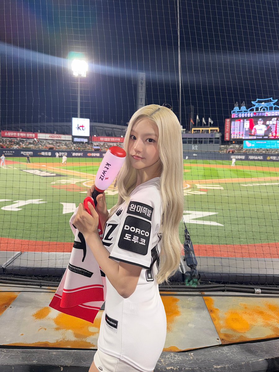 neullovers's tweet photo. kt wiz 승요 원하늘 😍🩵🤍💦 https://t.co/quKeEtsZuz