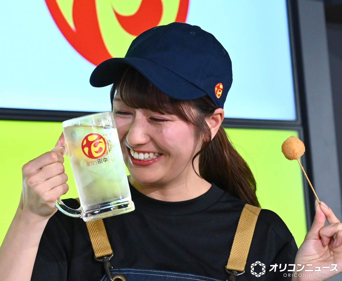 oricon's tweet photo. ももクロ佐々木彩夏、
大ファン「串カツ田中」PR大使に就任💕
⠀
豪快な食べ＆飲みっぷり→幸せそうな笑顔
https://t.co/9sKnCRQtPG
⠀
初めてロゴを一新❗
“ハイボール100円”新価格も発表
https://t.co/H8aqIxEWgY https://t.co/jbYHrtN2nn
