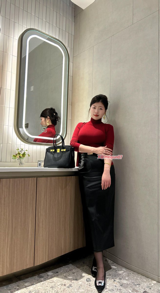 meiyun07's tweet photo. 把爱意藏进红色的裙摆和黑色的夜里，风起的时候，你就知道了。 https://t.co/uig7fgniJO