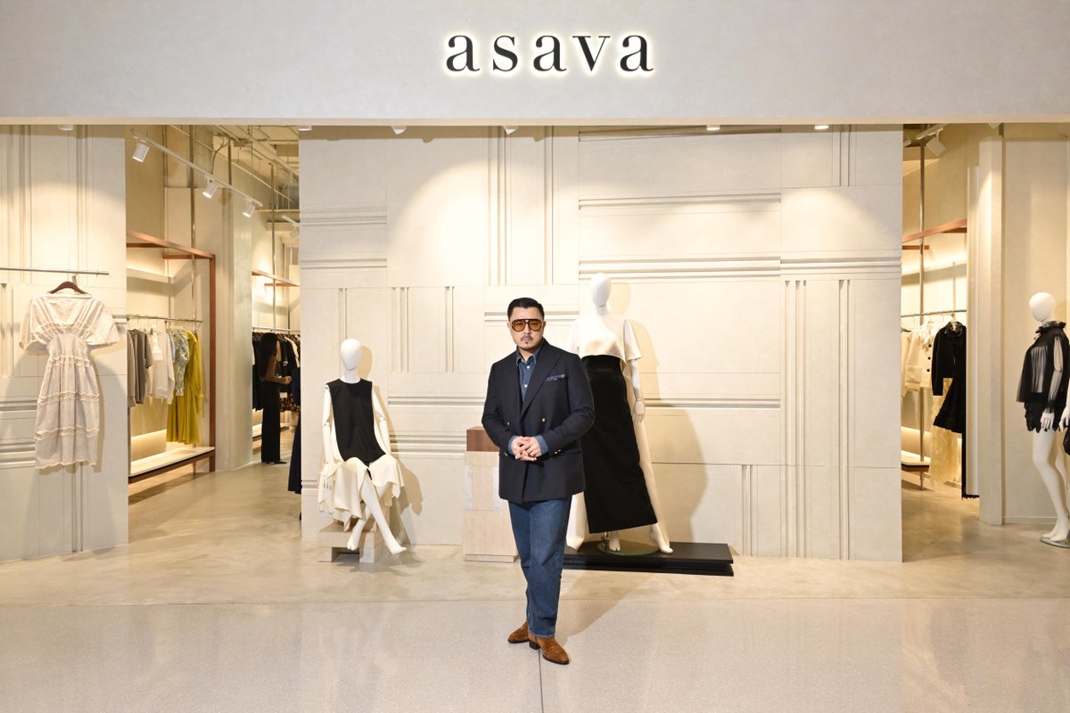 StarDelight_ent's tweet photo. Asava เผยโฉมแฟลกชิปสโตร์แห่งใหม่ ณ Gaysorn Amarin พร้อมพาชมคอลเลกชัน Autumn/Winter 2026 ‘A Life In Between’
@asavagroup #ALifeInBetween #AsavaAW26
อ่านเพิ่มเติม
https://t.co/DUgkyC21BE
Asava แบรนด์เสื้อผ้าสตรีที่สะท้อนความเรียบโก้���ละสง่างาม นำโดย คุณหมู-พลพัฒน์ อัศวะประภา ดีไซเนอร์และผู้ก่อตั้ง Asavagroup ตอกย้ำภาพลักษณ์พร���เมียมด้วยการเปิดตัวแฟลกชิปสโตร์แห่งใหม่ ณ Gaysorn Amarin ใจกลางเมือง
ซึ่งการออกแบบร้าน Asava สาขา Gaysorn Amarin ถ่ายทอด DNA สไตล์มินิมอลแฝงความเรียบโก้ โดยดึงเทคนิคเสื้อผ้ามาสู่
งานอินทีเรีย ผ่านการเล่น Contrast of Materials และโทนสีที่กลมกลืน ตั้งแต่ลายหินอ่อนไปจนถึงพรมไล่เฉดสีแบบ Custom-made ทั้งยังนำอัตลักษณ์ไทยอย่าง "บัว" มา Deconstruct ให้เป็นงาน Abstract สากลบนฉากหลัง และรังสรรค์เฟอร์นิเจอร์ไฮไลต์อย่างโ��ฟาไม้จริงจาก Vertier ที่ขัดมือชุบโครเมียมเงา สะท้อนงาน Craftsmanship ในทุกรายละเอียด
