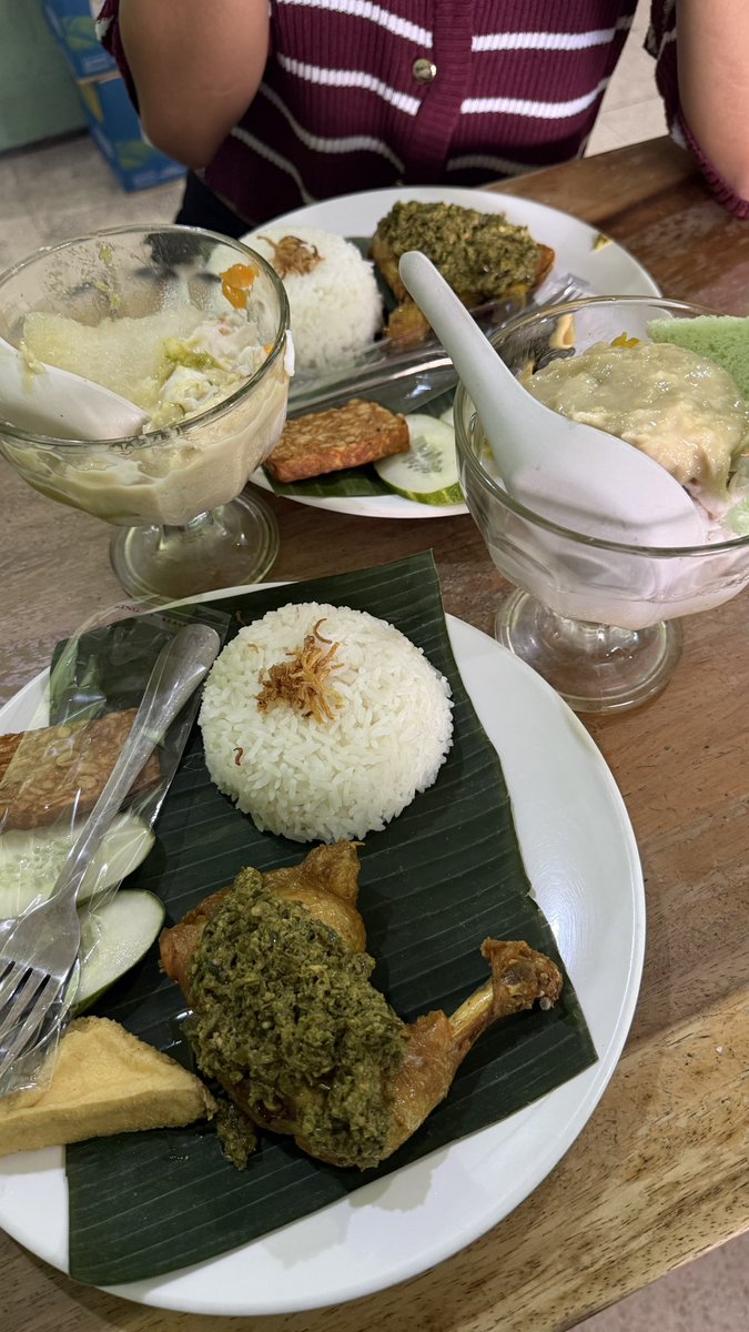 myshawti's tweet photo. Pulang sholjum enaknya makan ayam sambal ijo sama es durian, met maksi all https://t.co/GVAGrcZdim