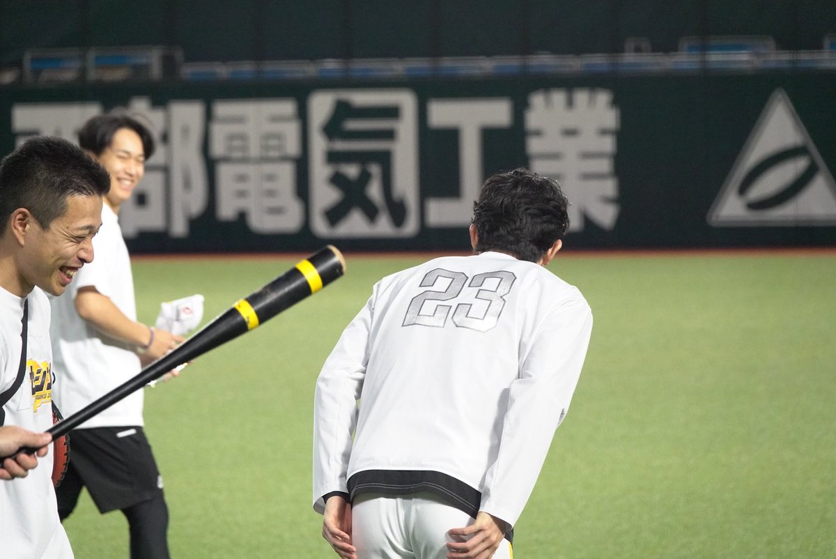takafullc2's tweet photo. 【10歳差】

「前田さん、よろしくお願いします」

#sbhawks #鷹フル https://t.co/J6qKUJfpvM
