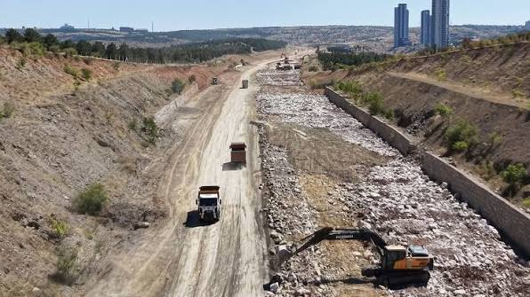 OnderAlgedik's tweet photo. 1- Tahran belediyesi raylı sistem ve metrobüsü ücretsiz yapıyor!

2- Ankara büyükşehir belediyesi; Toplu taşımaya zam yapıp ormana otoyol yapıyor!

Siz olsanız gani gani zam yapmaz mısınız? https://t.co/zLeTlbMfnc