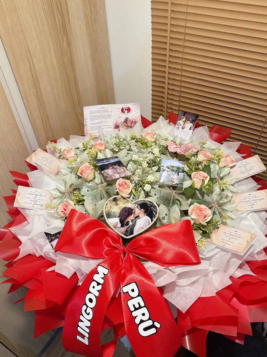 lingorm_peru's tweet photo. Presentamos el arreglo que enviamos a Ling y Orm desde Perú, con motivo de la celebración del último capítulo de In Love Forever. 🤍

Queremos cerrar esta hermosa historia haciendo llegar hasta ellas un detalle lleno de amor, como una muestra de nuestro agradecimiento por todo lo que nos regalaron a través de esta serie. Por su talento, dedicación, esfuerzo y por cada emoción que nos hicieron vivir durante este proyecto. 🥹🤍

Pero este arreglo también representa algo muy especial para nosotros, el cariño y apoyo de toda nuestra comunidad. 

Gracias a cada persona que confía en LingOrm Perú, que participa, comparte, aporta y nos acompaña en cada actividad. Gracias por estar presentes y por ayudarnos a hacer realidad cada iniciativa que nace con tanto amor.

Detrás de cada proyecto hay mucho esfuerzo y hay una comunidad que lo hace posible. Gracias por caminar junto a nosotros y por permitirnos seguir creando momentos especiales para Ling y Orm.

Esperamos recibirlas muy pronto en Perú y demostrarles en persona todo el amor que les tenemos. 

De Perú para Ling y Orm, con muchísimo amor. ❤️🇵🇪

—

We present the floral arrangement we sent to Ling and Orm from Peru to celebrate the final episode of In Love Forever. 🤍

We wanted to close this beautiful story by sending them a gift filled with love, as a token of our gratitude for everything they gave us through this series. For their talent, dedication, hard work, and for every emotion they made us feel throughout this project. 🥹🤍

But this arrangement also represents something very special to us: the love and support of our entire community.

Thank you to every person who trusts LingOrm Peru, who participates, shares, contributes, and joins us in every activity. Thank you for being there and for helping us make every initiative, created with so much love, a reality.

Behind every project, there is a lot of hard work, and there is a community that makes it all possible. Thank you for walking alongside us and allowing us to continue creating special moments for Ling and Orm.

We hope to welcome them to Peru very soon and show them in person just how much love we have for them.

From Peru to Ling and Orm, with so much love. ❤️🇵🇪

@linglingsirilak @ormmormm 

#lingorm #Linglingkwong‌ #OrmKornnaphat‌ #lingormperu