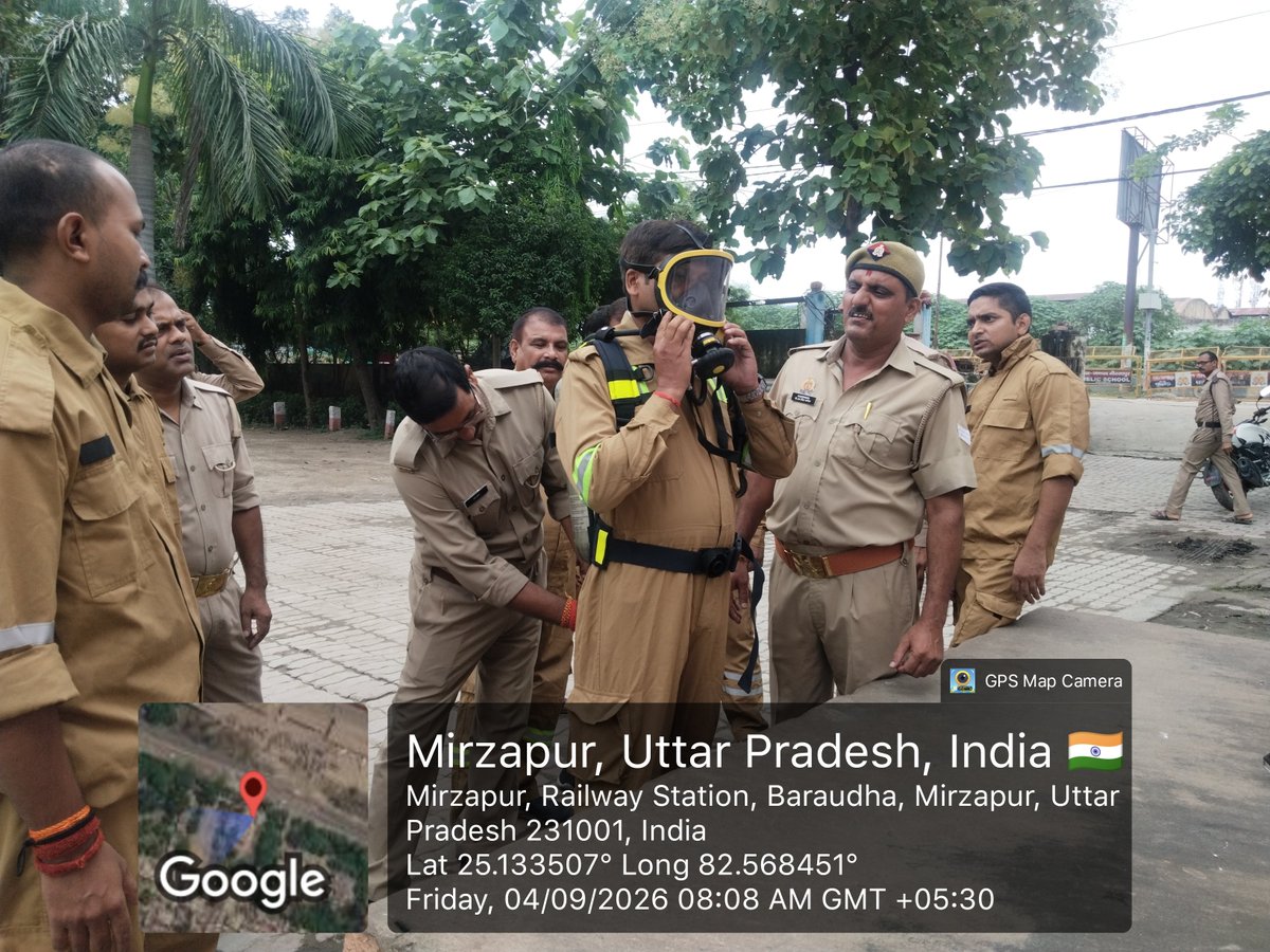 mirzapurfire's tweet photo. #adgupfireservice महोदया के आदेशानुसार #cfomirzapur महोदय के निर्देशन में अग्निशमन अधिकारी, मीरजापुर के द्वारा सभी कर्मचारियों को ब्रीदिंग ऑपरेट्स की कार्यप्रणाली/पहनने का तरीका व उपयोग के बारे में प्रशिक्षित किया गया @UPGovt @Uppolice @fireserviceup @DM_MIRZAPUR @mirzapurpolice https://t.co/zcEWwnQFe6
