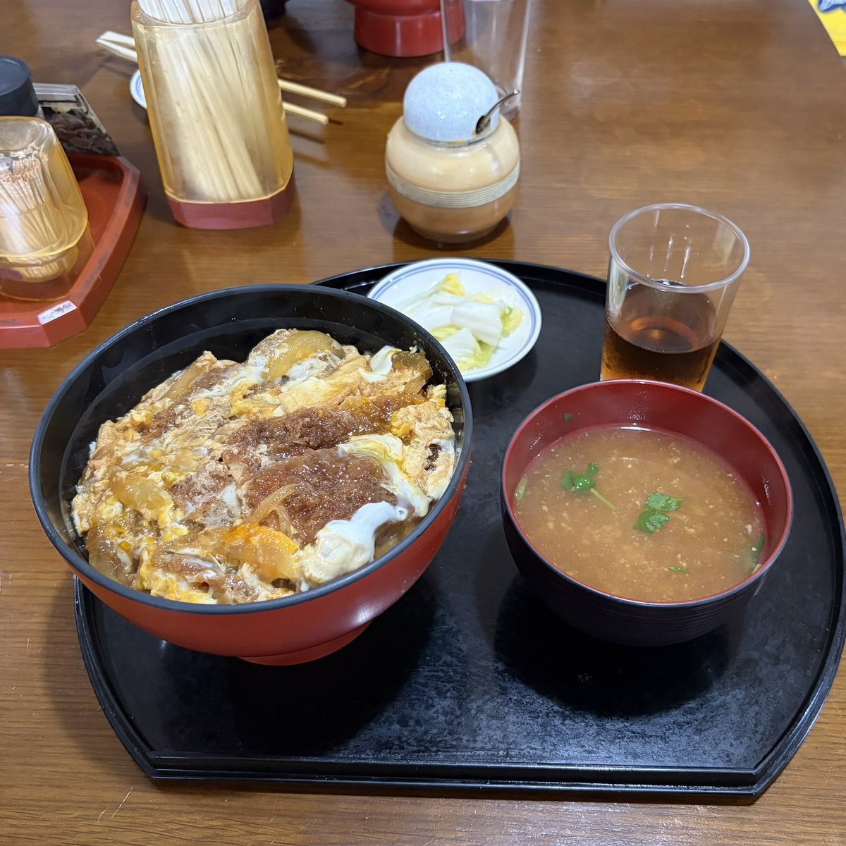 zb7_tl's tweet photo. 横��市十文字の「味処 吉兵衛」でランチ。このクオリティのカツ丼が650円なの、バグってる🔥
肉の旨味と濃いめの甘辛タレ、そして味噌汁が本当に神ってる…🥺
【超重要・お休み情報】
9/10(木)〜9/30頃まで長期休業とのこと！行くなら今のうちか、10月以降にぜひ🔥
#味処吉兵衛 #横手市 十文字 https://t.co/NZ6VL0wmko