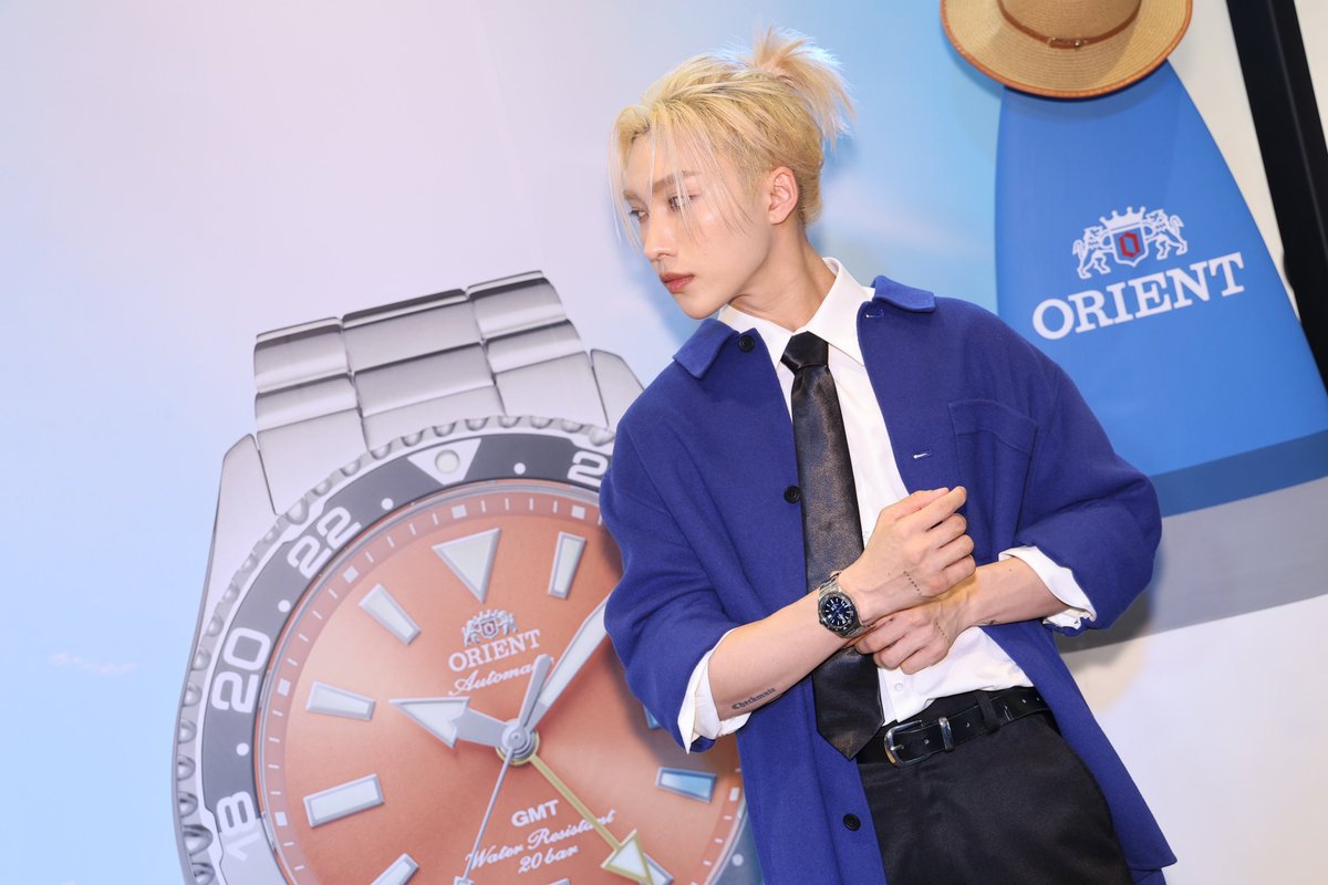 Hello_asian's tweet photo. โอเรียนท์เปิดตัว Diver Design ด้วยรุ่น GMT รุ่นแรก
พร้อมหน้าปัดสีสันใหม่ที่โดดเด่นตอบโจทย์ไลฟ์สไตล์คนรุ่นใหม่

#ORIENT #OrientThailand #MadeDifferent #DiverDesign #DiverDesignGMT #UnitedKrungThong #Sportcollection

โอเรียนท์ (Orient) แบรนด์นาฬิกาสัญชาติญี่ปุ่น นำโดย UKT (UNITED KRUNGTHONG Trading) ตัวแทนจำหน่ายอย่างเป็นทางการในประเทศไทย จัดงานเป���ดตัว Orient Pop-up ณ ชั้น 2 เซ็นทรัลเวิลด์ พร้อมการเปิดตัวนาฬิกา Diver Design GMT และรุ่น Diver Design GMT Limited Edition ซึ่งมีฟังก์ชั่น GMT ที่สามารถบอกเวลาได้ 2 ไทม์โซน พร้อมนำเสนอผ่าน Pop-up ที่ดีไซน์บูธด้วย 2 สถานที่ที่แตกต่างกันอย่างมากในเรื่องของเวลา ทั้งยังเป็นสถานที่ที่มีเอกลักษณ์และเป็นที่รู้จัก อย่างหาดไมอามี่ และกรุงโตเกียว นอกจากนี้ภายในงานยังได้รับเกียรติจากนักแสดงหนุ่ม โนอึล-ณัฐรัชต์ ตัง��าย มาร่วมงานเปิดตัวในครั้งนี้ 
การเปิดตัวนาฬิกา Diver Design GMT และรุ่น Diver Design GMT Limited Edition ในครั้งนี้นับเป็นการนำฟังก์ชั่นแสดงเวลาสองโซน (Dual Time Zone) มาสู่ซีรีส์ Diver Design เป็นครั้งแรก โดย Diver Design GMT ถือเป็น
ซีรีส์ไอคอนิกที่สำคัญของ Sport Collection พร้อมกันนี้ยังเผยโฉมนาฬิการุ่นใหม่ในซีรีส์ Diver Design อีก 4 รุ่น พร้อมโทนสีสดใหม่ที่ช่วยเสริมความโดดเด่นให้กับหน้าปัดแบบขีดบอกเวลา (Bar index)  ด้วยฟังก์ชั่นและสีสันที่เหมาะสมกับ     ไลฟ์สไตล์ที่ทันสมัยและกระฉับกระเฉง ที่ช่วยเพิ่มความน่าสนใจมากยิ่งข���้น
*ไม่ใช่นาฬิกาดำน้ำตามมาตรฐาน ISO

Orient Diver Design ถ่ายทอด DNA การออกแบบของนาฬิกาในดีไซน์แบบสปอร์ตดำน้ำของโอเรียนท์ที่มีมาตั้งแต่ทศวรรษ 1960 ผสานรูปลักษณ์ที่แข็งแกร่งเข้ากับคุณสมบัติที่เหมาะสมกับการใช้งานในชีวิตประจำวัน ได้แก่ ความสามารถในการป้องกันแรงดันน้ำได้เทียบเท่าระดับความลึกถึง 200 เมตร กระจกคริสตัลแซฟไฟร์กันรอยขีดข่วน และกลไกอินเฮาส์อัตโนมัติซึ่งให้ความแม��นยำสูง มีดีไซน์ที่ล้ำสมัย สามารถใช้งานได้ทั้งในที่ทำงานและกิจกรรมกลางแจ้งได้อย่างลงตัว และยังคงได้รับความนิยมอย่างต่อเนื่องสำหรับการใช้งานในหลากหลายโอกาส

นาฬิกา Diver Design GMT รุ่นใหม่นี้ ผสานดีไซน์นาฬิกาดำน้ำเข้ากับฟังก์ชั่น GMT เป็นครั้งแรกในซีรีส์นี้ โดยใช้ทั้งเข็มชั่วโมงมาตรฐานและเพิ่มเติมเข็ม GMT ที่หมุนครบหนึ่งรอบทุก ๆ 24 ชั่วโมง ฟังก์ชั่น GMT นี้ช่วยให้สามารถแสดงเวลาสองโซนพร้อมกันได้ โดยฟังก์ชั่นนี้ปรากฏครั้งแรกในนาฬิกาข้อมือในช่วงกลางศตวรรษที่ 20 เมื่อการบินพลเรือนเริ่มขยายตัวไปทั่วโลก และได้รับความนิยมอย่างรวดเร็วในหมู่นักบินและลูกเรือสายการบินที่เดินทางข้ามเขตเวลา รวมถึงนักเดินทาง    ทั่วโลก
ทั้ง Diver Design GMT และ Diver Design รุ่นใหม่ ออกแบบมาเพื่อความอเนกประสงค์ในการใช้งาน ตอบโจทย์          ผู้สวมใส่ที่ต้องการนาฬิกาดีไซน์สปอร์ตที่ใช้งานได้จริงและมีเอกลัษณ์  มาพร้อมเม็ดมะยมแบบขันเกลียวและฝาหลังแบบขันเกลียว เพื่อกันน้ำในระดับความลึกเทียบเท่า 200 เมตร พร้อมด้วยสายนาฬิกาที่แข็งแรงทนทานทำจากสแตนเลสคุณภาพสูง (SUS316L)  กลไกอินเฮาส์การทำงานแบบอัตโนมัติ (สามารถขึ้นลานด้วยมือ) ช่วยให้สามารถขึ้นลานนาฬิกาจนเต็มได้ในเวลาอันสั้น และให้ความเที่ยงตรงอยู่ที่ +25 วินาทีถึง -15 วินาทีต่อวัน ซึ่งเป็นอีกหนึ่งคุณสมบัติที่ดึงดูดใจของนาฬิกา Diver Design
สำหรับ Orient คำว่า GMT ไม่ได้มีความหมายแค่ “Greenwich Mean Time” แต่คือ “Great Moment Time” ไม่ว่าจะเป็นช่วงเวลาไหน หรือสถานที่ไหน ให้นาฬิกา Orient Diver Design GMT เป็นส่วนหนึ่งในทุกช่วงเวลาและทุกสถานที่ที่แสนประทับใจ และในครั้งนี้ Orient Pop-up ได้ถูกสร้างสรรค์และออกแบบมาด้วยคอนเซ็ปต์ที่ต้องการสื่อสารถึงฟังก์ชั่น GMT ที่สามารถบอก���วลาได้ 2 ไทม์โซน โดยนำเสนอผ่านสีของท้องฟ้าจาก 2 สถานที่แห่งความประทับใจอย่าง หาดไมอามี่ และ กรุงโตเกียว ด้วยคอนเซ็ปต์ “Day in Maimi, Night in Tokyo” อีกทั้งภายในงานยังได้ โนอึล-ณัฐรัชต์ ตังวาย มาร่วมงานเปิดตัวในครั้งนี้
พบกับคอลเลกชัน Diver Design GMT จากแบรนด์โอเรียนท์ได้แล้ววันนี้ที่ Orient Pop-up at Central World ชั้น 2 เซ็นทรัลเวิลด์ และสอบถามข้อมูลเพิ่มเติมได้ที่ https://t.co/zLlhB8CZJ7 หรือ https://t.co/y8CHyxW4wc

#ORIENT #OrientThailand #MadeDifferent #DiverDesign #DiverDesignGMT #UnitedKrungThong #Sportcollection