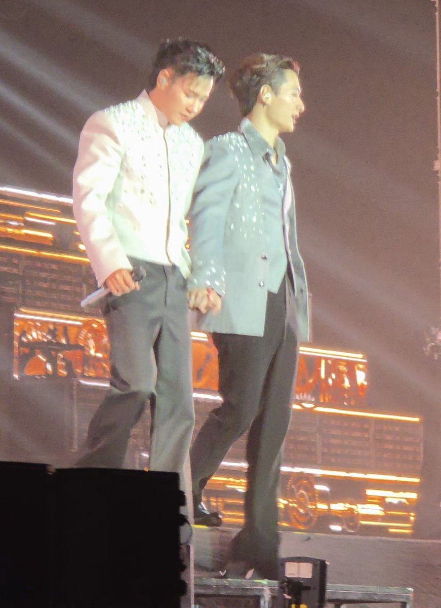 thaimoko's tweet photo. SOTUS NICE2CU AGAIN #SOTUS1OthYearConcert #SOTUS1OthYearConcertD1
#KristSingto
#คริสสิงโต https://t.co/p9GcTjGo60