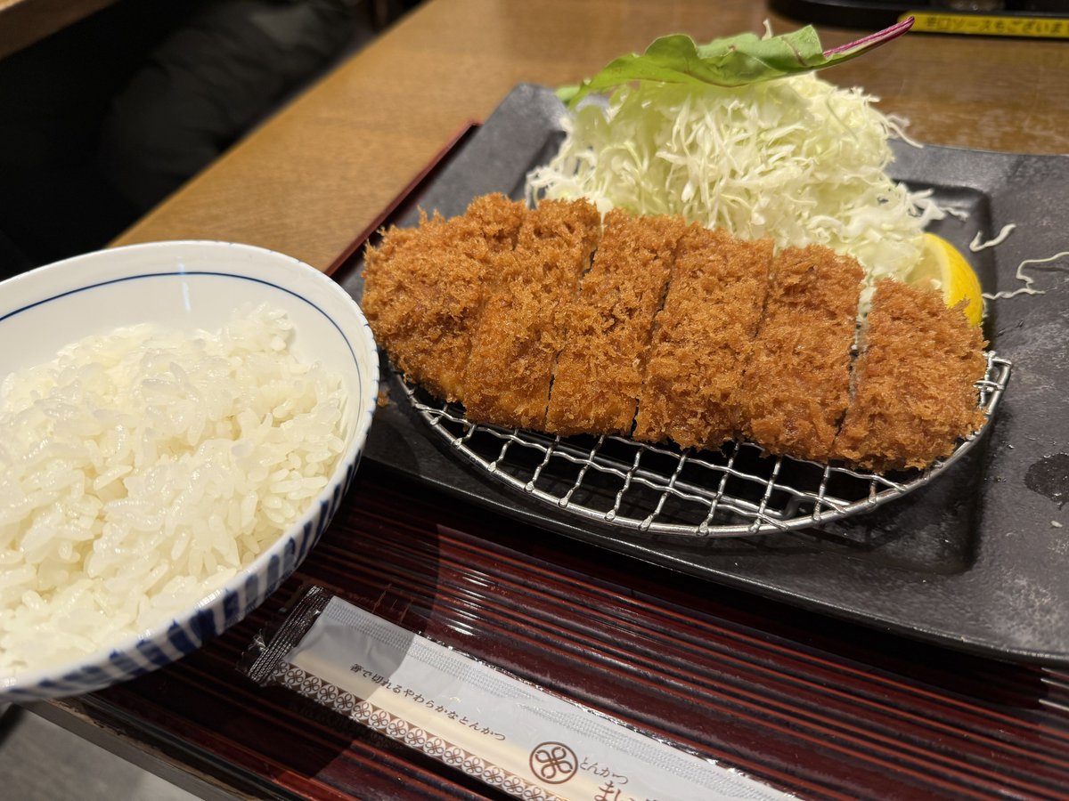 moriaki12's tweet photo. 美味かったけど感動まではしなかったな
それより私の前と右横にいるポークみたいに太ってるやつがご飯とみそ汁おかわり自由なのをいいことにさっきから延々と米とみそ汁のおかわりし続けててウケる
でも確かにここの米はうまい
炊き方がいいんだろうな https://t.co/ijAeLBgknK