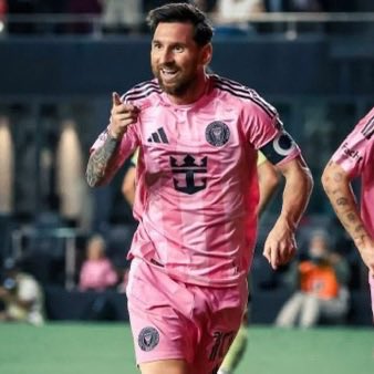 HereWeGoFabb's tweet photo. ❤️‍🩹🇦🇷 José Mourinho on Messi retiring from Argentina national team: “It’s difficult to talk about Messi, there are no words for Leo”. 

“He’s one of those players you’ll miss. We need to watch MLS games to enjoy his last years, even if I don’t like them!”. https://t.co/9VaJaMsWet
