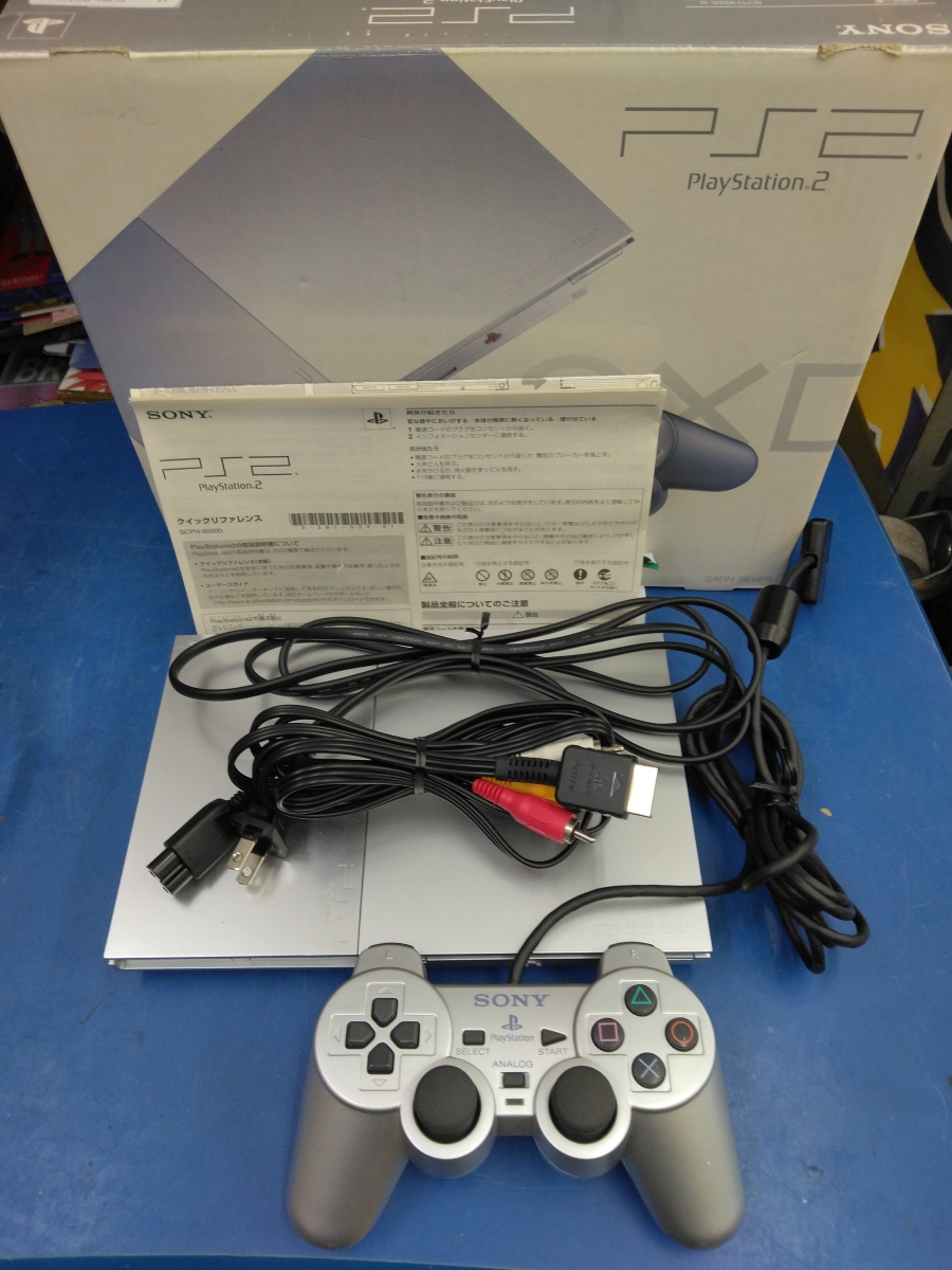 bmt513's tweet photo. ＰＳ２本体，SCPH-90000SS入荷しました🌟
箱・説明書付きです✨
自作パーツ付の修理品でコントローラー振動機能がダメだったりはしますが、ディスク＆メモリーカード読込など基本動作はし��くれました❕
名作も多い機種の最終形、ご興味ある方は是非ご来店下さい🎶
#リサイクルショップ　#レトロゲーム https://t.co/HrqUUgXt4Q
