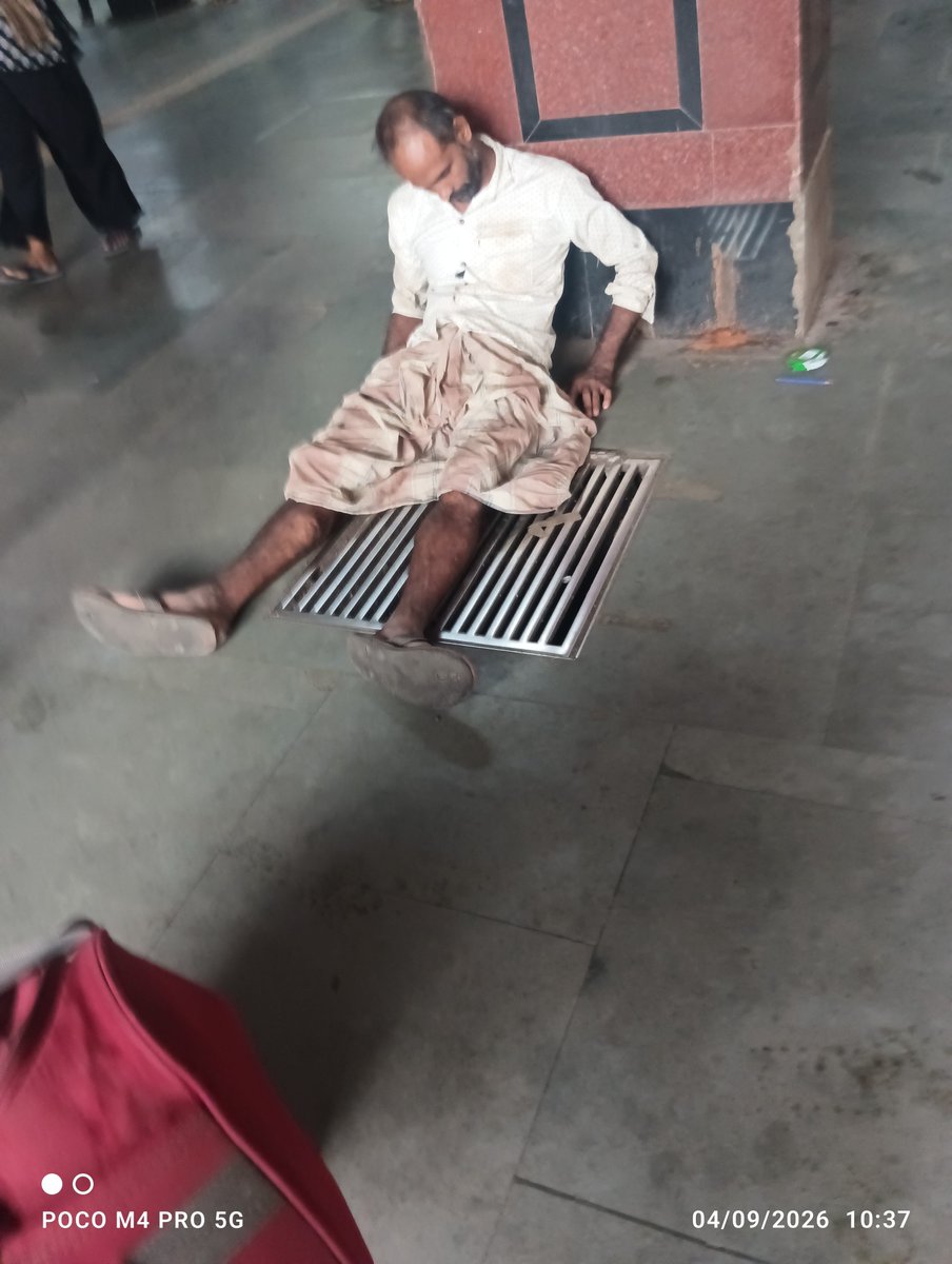 ProdiptoDey1997's tweet photo. @RailMadad @RailMinIndia A person laying on the floor of Howrah Railway Station,rpf personals are not taking any action.
Please take necessary action https://t.co/Gz60RIScC6