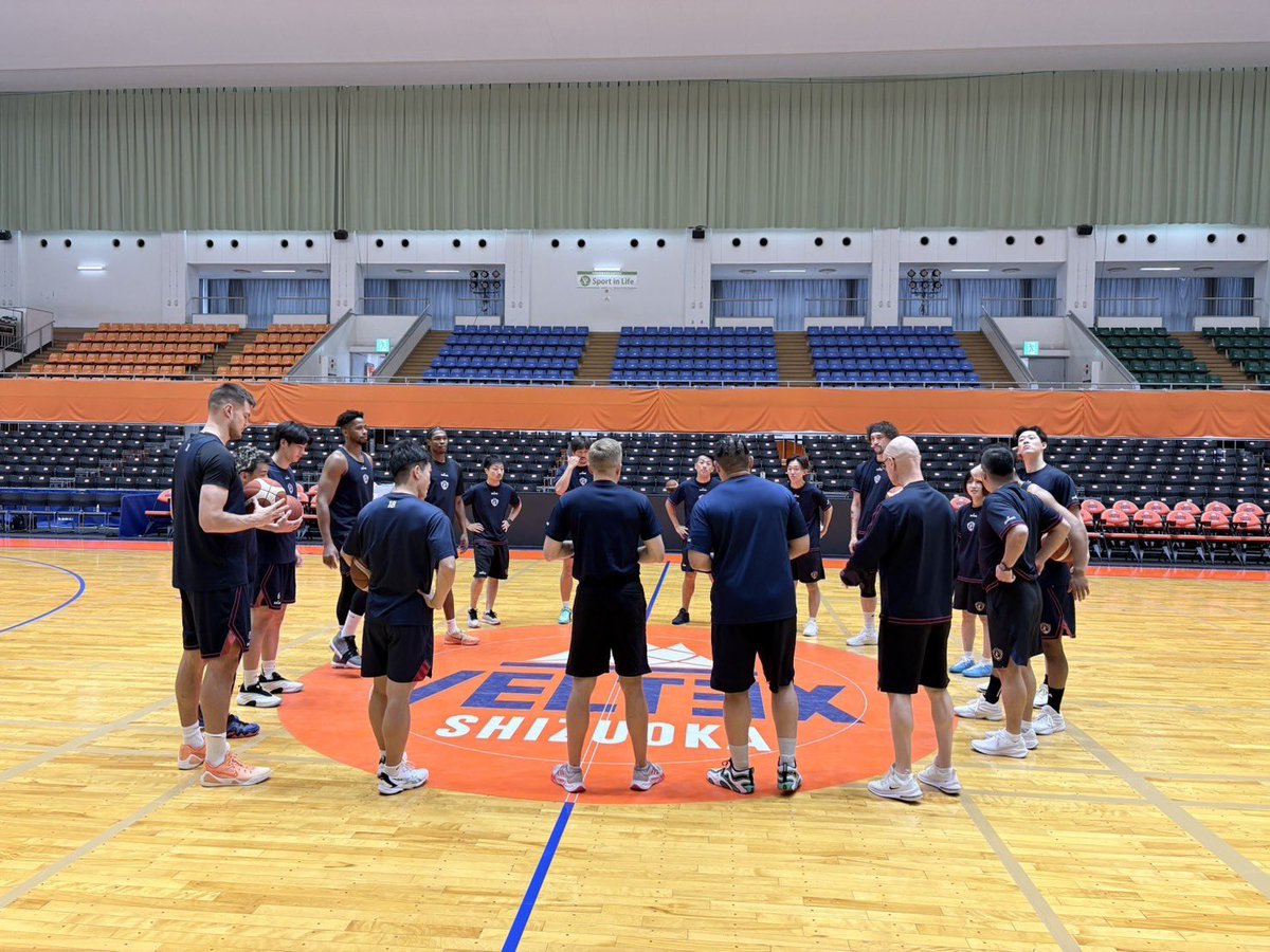 b_corsairs's tweet photo. 本日19:05からの  #ベルテックス静岡 とのプレシーズンゲームへ向け、当日の練習が終了🏀

バスケットLIVEでの配信はありませんが、#ビーコル 公式SNSで現地の様子や試合速報をお届けします！ https://t.co/zvxiOtqk0X