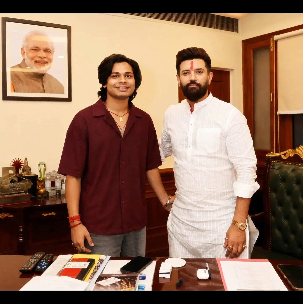 Zubair99778's tweet photo. इसने @iChiragPaswan चिराग पासवान को अपना बड़ा भाई कहा है,भाई कहना गलत नहीं है 
लेकिन चिराग पासवान का संबंध ऐसे गुंडे मवाली के साथ है ये जानकर बहुत दुःख हुआ 

क्यों की श्री रामविलास पासवान जी बीजेपी के साथ गठबंधन की सरकार मे जरूर रहे, लेकिन उन्होंने कभी अपनी विचारधारा से समझौता नहीं किये,

इसके बयान से तो यही लगता है की चिराग की सोंच इन जैसों से मिलती है तब ही ऐसे लोगो से उनकी संबंध है,

क्या कहते हो चिराग समर्थकों 
कमेंट मे जवाब दो