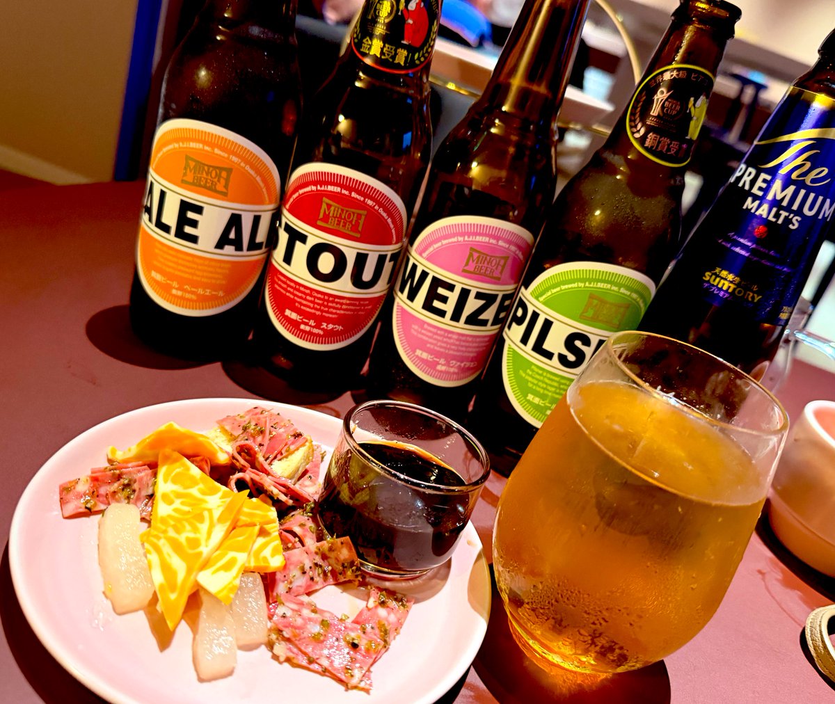 guchata's tweet photo. 今回の大阪旅行、THE BASEMENT HOTELってとこに三泊したのだけどティータイムとバータイムあってクラフトビールも飲み放題で！！お得すぎた！！けっこう遅くまでやってるからユニバ帰りも飲めるしバストイレ別でお風呂もゆっくりできたー！！ https://t.co/DVE2htubGi