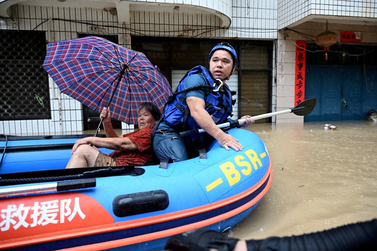 Independent's tweet photo. Southern China braces for more torrential rain after Typhoon Saudel triggers flooding https://t.co/vuyrfGTujr https://t.co/fr5ZI523mb