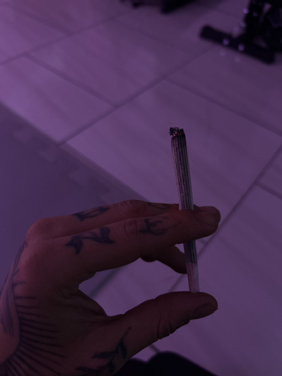 Vulgo_Angell's tweet photo. Tô fum4ndo  um chá 🍁
Com a seda rosa, pra ver se eu esqueço aquele seu chá de pi*** https://t.co/DRYkfpsCqm