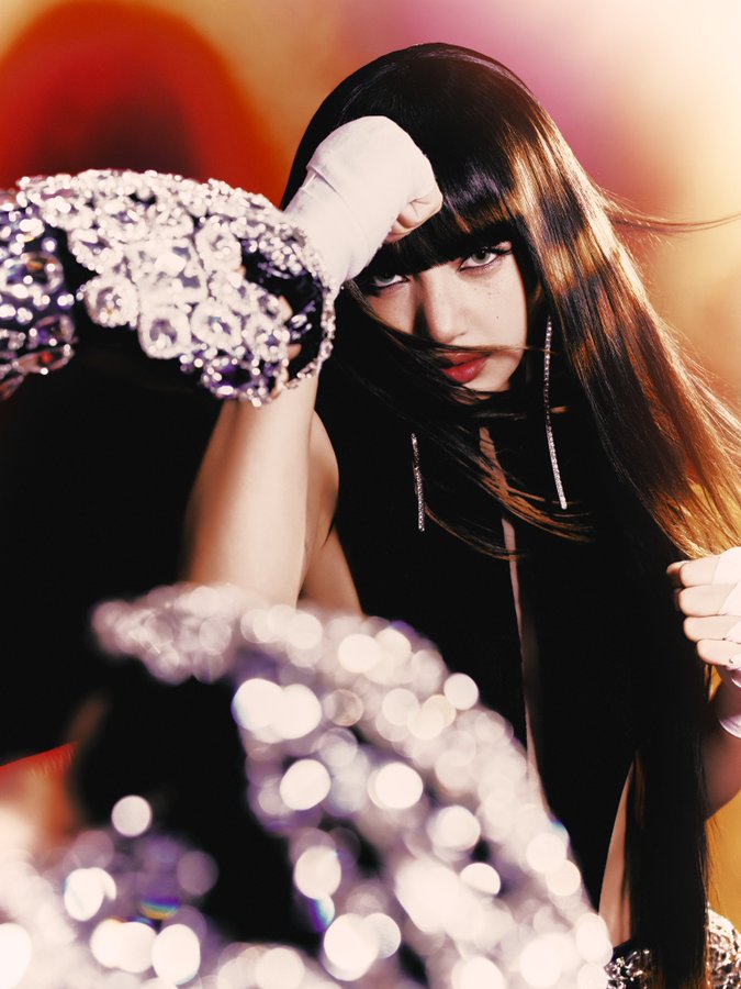 WORLDMUSICAWARD's tweet photo. #LISA's "SaWaDiKa" has entered the top 10 on US iTunes! 💪👸🆕🎶💥🔝🔟🇺🇸🎵🔥👑❤️‍🔥 

STREAM: https://t.co/tJmyFaAVLO

SAWADIKA OUT NOW   
#LISA_SaWaDiKa #SaWaDiKa 
@wearelloud
@BLACKPINK https://t.co/G4W51uhrdQ