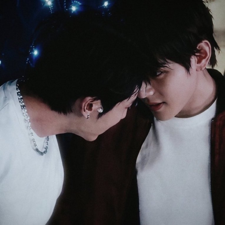 gguV_97's tweet photo. One time for the present🎶

Two time for the past 🎶 

#taekook #kookv #v #jk https://t.co/Grwgm6eJYz