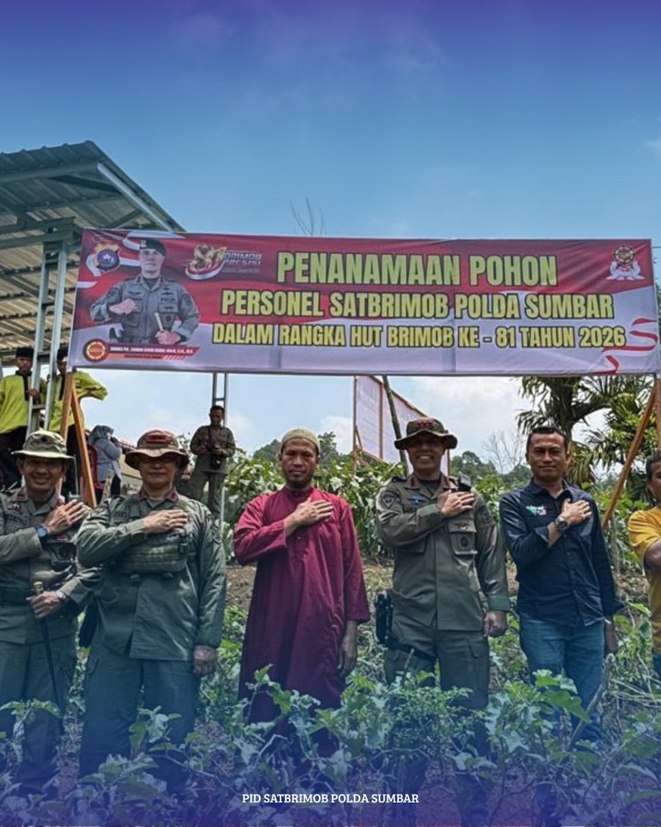 Geganasumbar's tweet photo. Personel Satrimob Polda Sumatera Barat dipimpin Dansatbrimob Kombes Pol. Lukman Syafri Dandel Malik, S.I.K.,M.H. melaksanakan penanaman 100 batang bibit pohon alpukat di Nagari Sirukam, Kec. Payung Sekaki, Kab. Solok https://t.co/95V5vscwO5