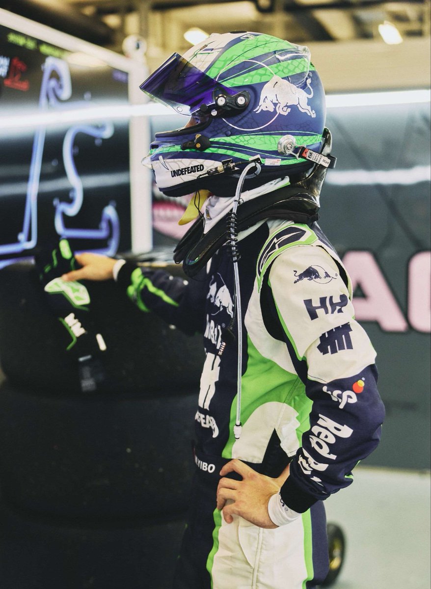 aompu's tweet photo. สีที่ใช่ ชุดที่ชอบ ในเวลาที่คู่ควร 🏁🔋💙💚
#หวังอี้ป๋อ #WangYibo
#YIBO85 #85RACING https://t.co/TmoQo8bRm2