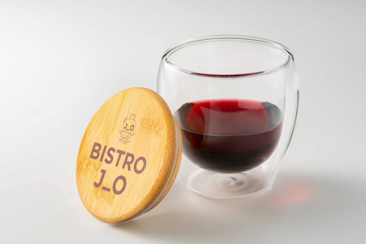 bistro_j_o's tweet photo. 🎍 BISTRO J_O 和洋おせち二段重 🎍

今年も「BISTRO J_O 和洋おせち二段重」を販売いたします！
和風と洋風を一つのお重で楽しめる、冷凍二段重。
二の重には、ワインと相性の良い洋風料理を詰め合わせました。BISTRO J_Oオリジナルレシピのソースで仕上げた「ロストビーフ グレービーソースがけ」や、「ブリオッシュコション」「帆立と香草のテリーヌ」など、華やかな料理をお楽しみいただけます。
一の重では、「真鯛の幽庵焼」が特におすすめの一品です。
さらに今年は、深みのあるパープルの塗り重箱に。特典では、BISTRO J_Oのロゴ入り「蓋付き耐熱ワイングラス」をお付けします🍷
大晦日のひとときや、お正月の乾杯に。大切な方と、またはお一人で過ごす贅沢な時間に、ぜひお楽しみください。

【商品内容】
BISTRO J_O 和洋おせち二段重（冷凍二段重）　※数量限定
・和洋おせち二段（31品目）
・お品書き
・蓋付き耐熱ワイングラス 1個
・約2～3人前

【価格】
27,500円（税込・送料込み）

【発送日】
2026年12月30日（水）のみ
※伊藤忠食品よりヤマト運輸クール便（冷凍）で発送

【賞味期限】
冷凍で2027年1月31日（日）

【受付開始】
9月8日（火）10:00～

▼ご注文はこちら
https://t.co/TSQ3IWnmWi
※数量限定となりますので、お早めにお申し込みください。
※BISTRO J_O店頭・お電話でのご予約は承っておりません。
※2027年も「HITO-RI-OSECHI」の店頭販売はございません。