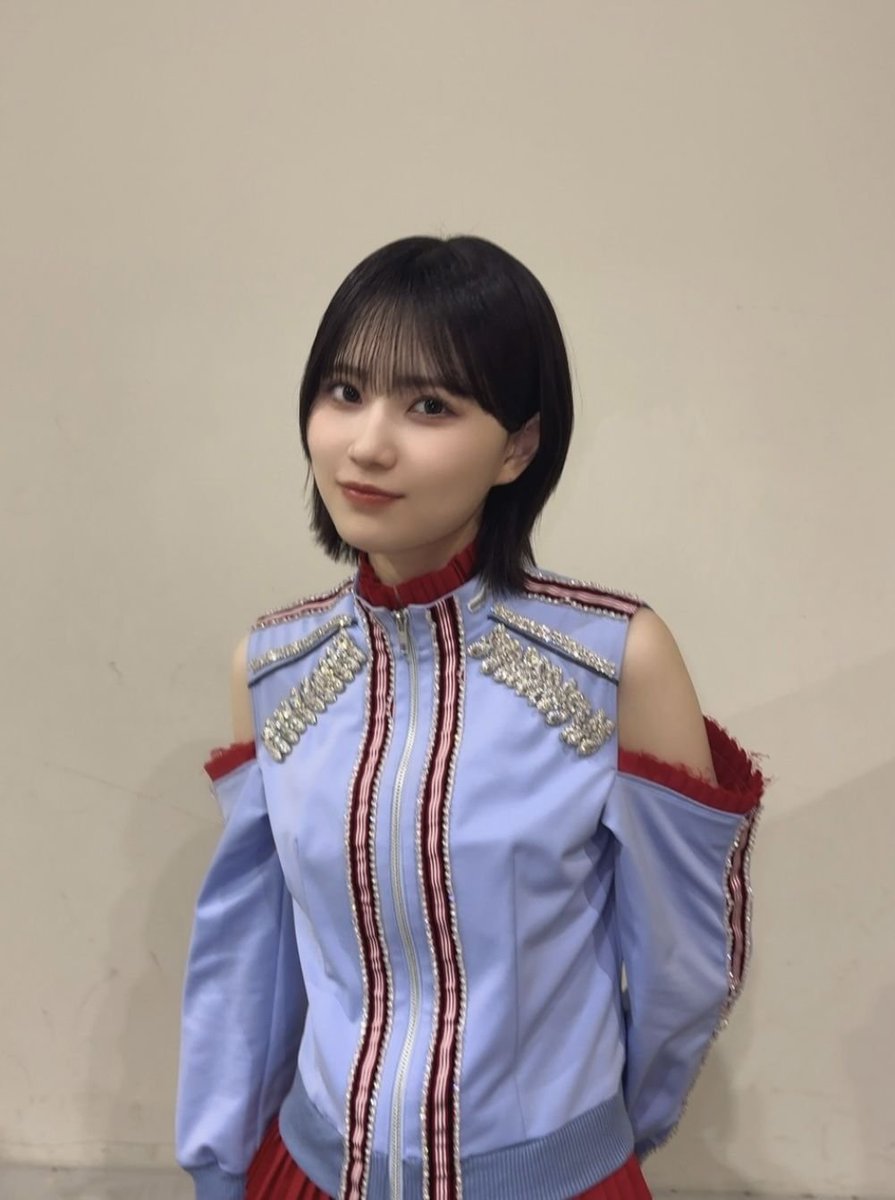 itsuki_base's tweet photo. 【再評価】「的野美青さん、最近ちょっと後ろじゃない？」
そう思ったけれど、口に出すのは失礼な気がして言えなかった方に、届けたい話があります。

まず、事実だけを並べます。

3列目、2列目、1列目、2列目、センター、2列目、1列目。そして2026年6月の15thシングルでは、『Lonesome rabbit』が3列目、『What's "KAZOKU"?』がフロント。
同じ一枚の中で、いちばん後ろの列といちばん前の列を、両方やっています。

2023年1月の加入から3年8か月。この並びを順位表として読もうとすると、途中で必ず詰まります。
上がったかと思えば戻って、また上がって、また戻る。

一方で、彼女について語られる言葉のほうは、ずっと同じなんです。

「化けた」。

……この二つ、噛み合っていないと思いませんか。
化けたのなら、そのあとはずっと上にいるはずなんです。

だから、もどかしい。すごい人だと思っているのに、その「すごさ」を、どの言葉で説明したらいいのか分からない。
褒めたいのに、褒める言葉のほうが、事実に追いついてくれない。Buddiesの多くが感じているのは、たぶんこの種類のもどかしさだと思います。

そこで今回は、感情を一度わきに置いて、8thから15thまでの八作ぶんの立ち位置を、公式発表の事実だけで全部並べ直しました。

そのうえで、よく聞く二つの説明——「遅咲きだっただけ」と「運営に押し上げられただけ」——を、両方とも正面から検証しています。
結論を先に言うと、どちらも本命にはなりませんでした。理由は、三回の「下がり」を一つも説明できないからです。

そして、8月30日のアリーナツアーファイナルで、16thシングル「愛 MUST BE」の発売が発表されました。10月14日発売。フォーメーションは、まだ出ていません。

次の発表の日、私たちは何を見ればいいんでしょうか。名前を探して、列を数えて、前か後ろかで一喜一憂する。その見方のまま迎えるのか、それとも、もう一段だけ違う見方で迎えるのか。

私は後者をおすすめしたいと思っていて、その理由を動画本編でじっくりお話しさせてください。

よければ、皆さんにも聞きたいです。
16thで、あなたなら彼女をどこに置きますか。出だしの空気を作るフロント派か、それとも全体を締める3列目派か。

【的野美青】３列目→センター→フロント！変動し続ける櫻坂46のフォーメーション哲学と彼女の存在意義【徹底考察】
https://t.co/eWEuXgtb3f

#的野美青 #森田ひかる #山下瞳月 #櫻坂46 #フォーメーション
#櫻坂46_三期生 #櫻坂46_Lonesomerabbit