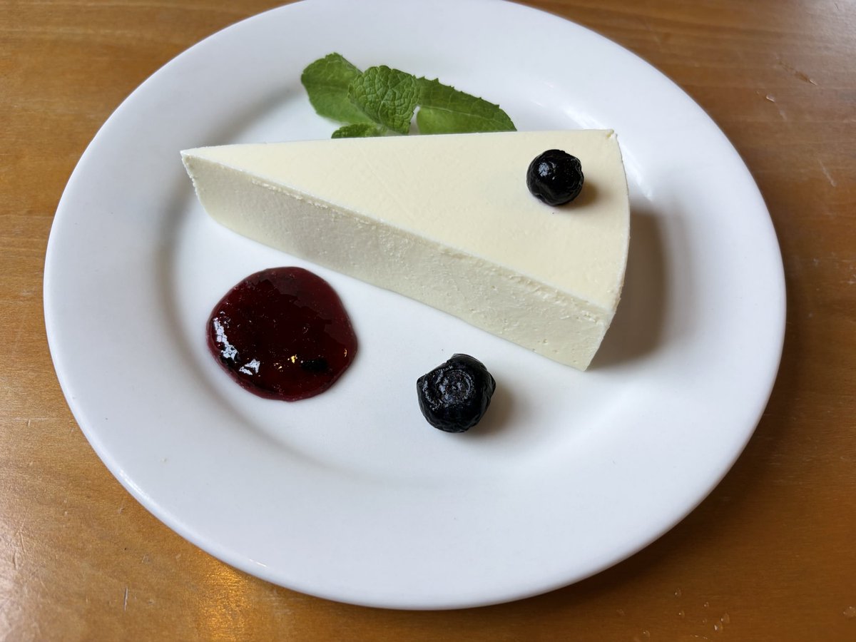 siitake01417's tweet photo. 今日はクランボン行けた！！！
チーズケーキ美味かった！！！メニューコンプリートしたい！！
ハカランダの看板（？）って2階にもあるんだって初めて気づいたわ https://t.co/WTWo7zv7az