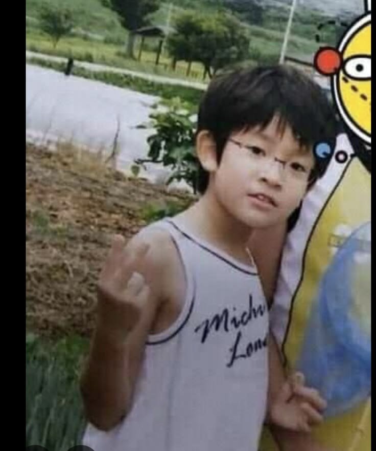 evanndeer's tweet photo. ngebayangin evan kecil ngehabisin waktu di rumah sakit karena kanker dan dalam keadaan sakit pun dia berusaha ngehibur temen temennya disana yang juga pasien pas ada acara pertunjukan bakat. pas ngeliat temen temen seperjuangannya meninggal dia terus ngulang di otaknya "aku pengen hidup, aku pengen pulang ke rumah" 😭 pas udah sembuh dia mendadak susah bergaul, sering di ejek "apaan ituu rumput? (Karena rambutnya baru tumbuh tipis)" "hahaha kamu kayak biarawan" 😭😭 tapi di ejek begitupun dia tetep diem karena dia pengen punyaaa temen 😭 AAAAAAA NANGIS BANGETTTTTTTTT