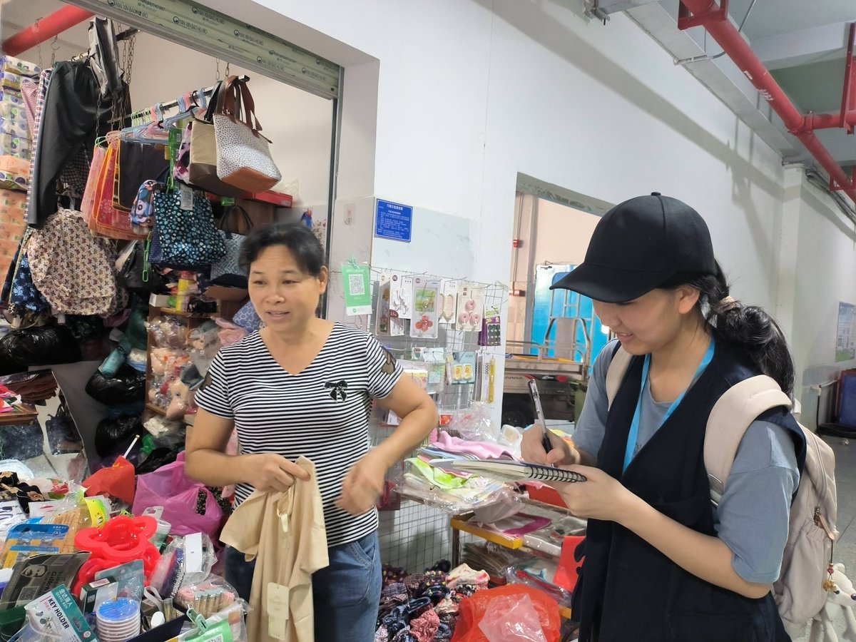 JasmineFitzq's tweet photo. Hoy en el supermercado, una seora mayor me ayudó a llevar las compras hasta el bus cuando mi mochila se rompió. La bondad desconocida hace el día mejor. https://t.co/4x2SbWuQVZ