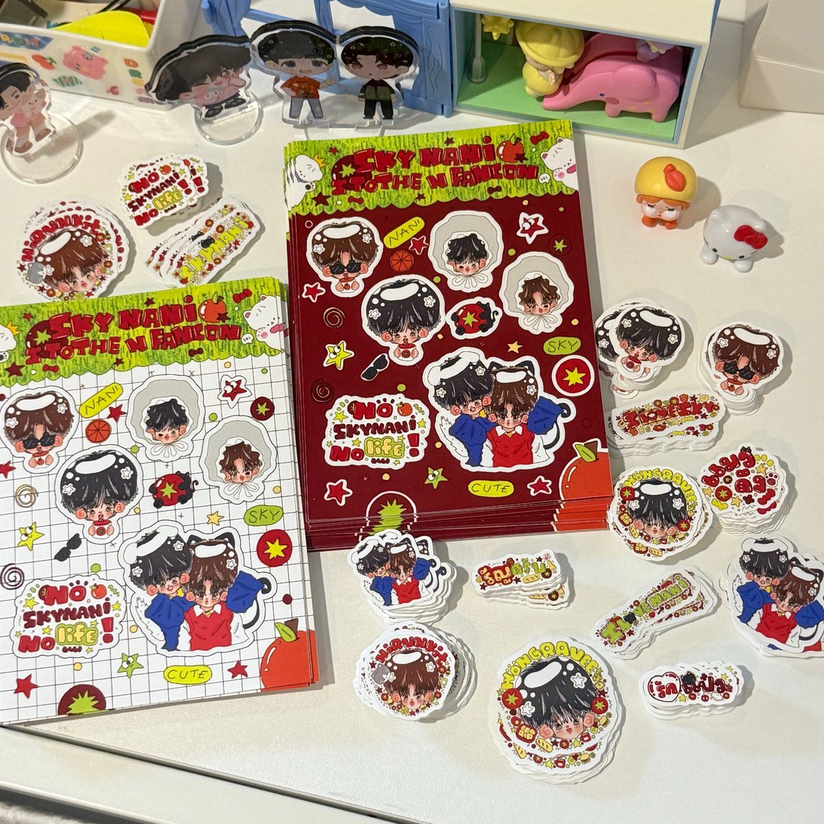 muliy_1's tweet photo. มาแระะะ พวกจิ๋วว🍎🍏
ขอหาเวลาไปแพคพวกนางก่อนน๊าา

་۪ ✿ cms : #_oolee
ลายเส้นถุกใจผมที่สุดในโลกกกก น่ารักม้ากกกคือเสกได้ตามใจเราเลยล่ะ🍅🤩

 ་۪ ✿ sticker print : #imdee1128
สีชัดสะใจมากค่ะ5555 งานไวสุด ๆ ไม่เข้าใจตรงไหนอธิบายตลอดเลย 🩷

เจอกันน๊าาา #SkyNaniSToTheNFancon https://t.co/ZZk8k2ZjVs