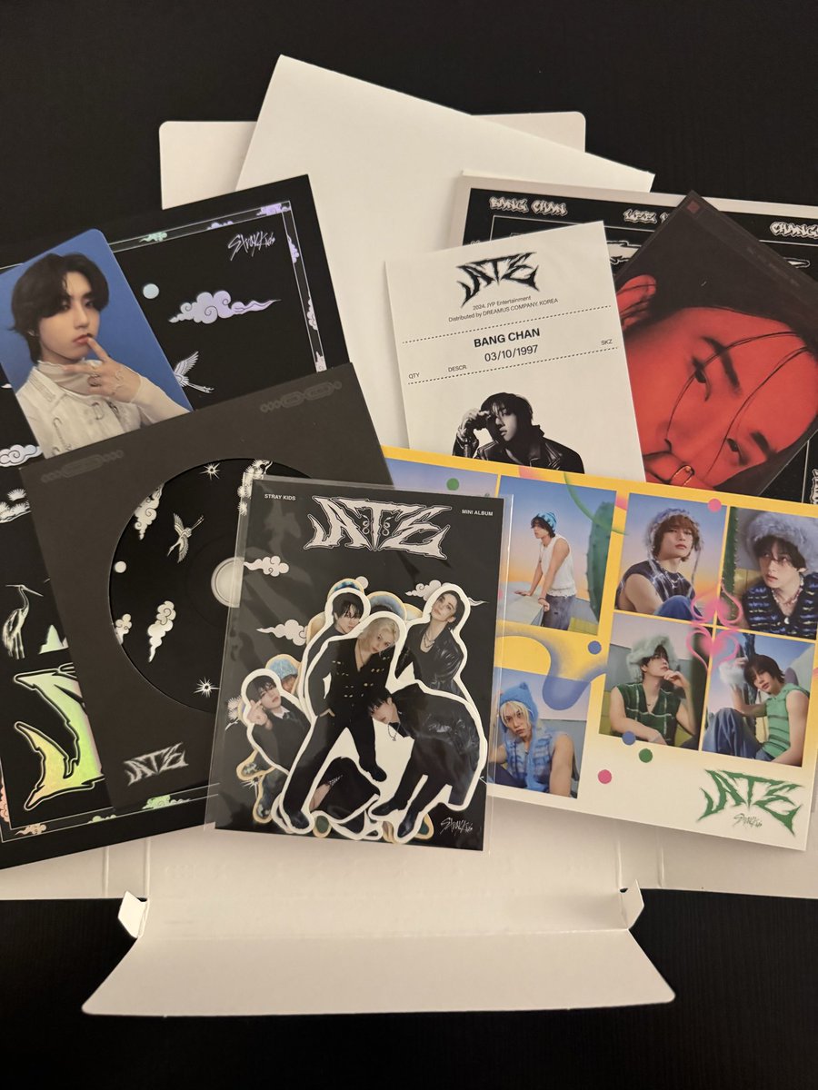 bbymingiii's tweet photo. WTS STRAY KIDS ATE VER. ( LIMITED ) 

$20+ SHIPPING
USA Only

Full inclusions - LIKE NEW
HAN PC
BANGCHAN TICKET
HYUNJIN POSTCARD
GROUP STICKERS
CD
PHOTOBOOK
GROUP POSTER

Open to offers

ALSO LISTED IN BIASROOM/IG @BBYMINGIII

🏷️: #straykids #wtsstraykids https://t.co/6uzfCP5hx4