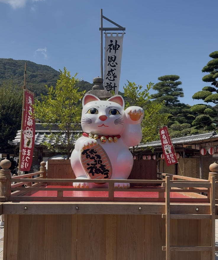 Isekankokyokai's tweet photo. ＼第三二回 おかげ横丁 来る福招き猫まつり／
今年のテーマは「お木曳の伊勢にて 福を招く」。
2026・2027年の #お木曳 にちなみ、全国の #招き猫作家 の作品展示や商品販売、体験など、福を招く催しが盛りだくさんです🐈
ぜひお越しくださいね🐾

詳細はこちら▼
https://t.co/335IDdI2cb https://t.co/95EHxFPr8f