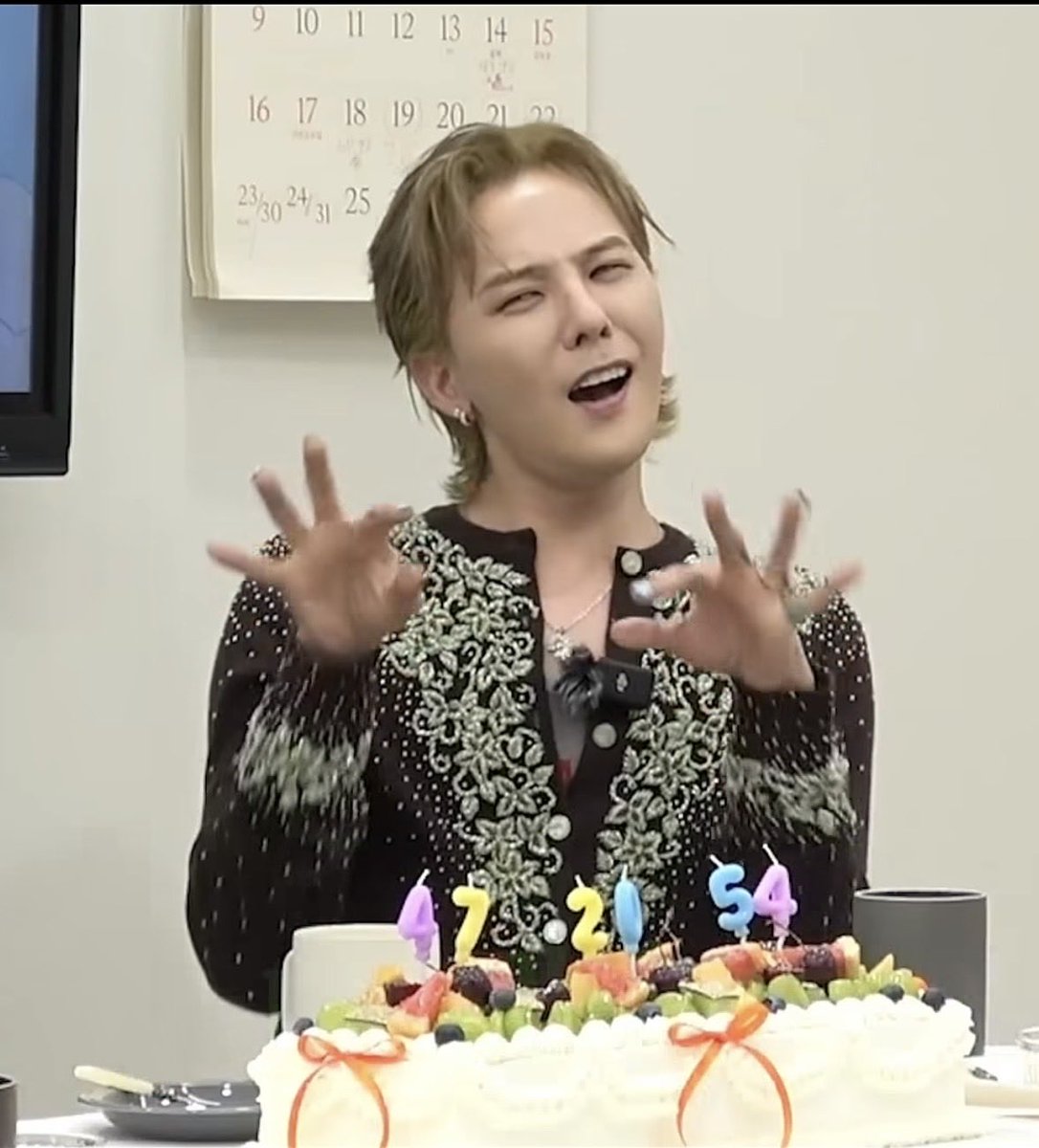 nilli_lia's tweet photo. 우울할 때 꺼내보는
한껏 치켜올라간 눈썹🤨 https://t.co/OxIpUKPbiF