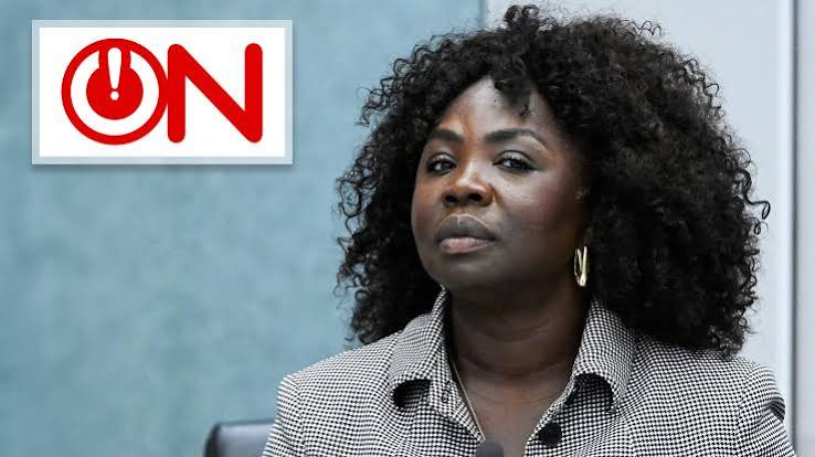 PjwSiebelt's tweet photo. Amma Asante: het schoolvoorbeeld van hoe Nederland zijn eigen bestuurlijke elite kweekt uit import, pardonregelingen en partijkartels. Haar vader was een Ghanese illegaal die dankzij een generaal pardon van het kabinet-Den Uy mocht blijven. Zelf kwam ze in 1978 via gezinshereniging uit Kumasi, Ghana, naar Nederland. Sindsdien is het cv één lange aaneenschakeling van PvdA-banen, subsidiebaantjes en “sociale veiligheid”-functies. Amsterdamse raadslid voor de PvdA, radicaal B1-lid, Tweede Kamer voor de PvdA, projectmanager bij het COA, voorzitter van de Landelijke Cliëntenraad, onderzoeker bij Movisie en nu, via de gebruikelijke PvdA-banencarrousel, voorzitter van het Commissariaat voor de Media. Natuurlijk. Want wie beter om de media “toezicht te houden” dan iemand die overal racisten ziet en die koste wat het kost bestreden moeten worden? Niet op inhoud, niet op feiten, maar op de achtergrond en de onjuiste partij. Nederland krijgt precies de commissaris die het bestuurlijke netwerk verdient.