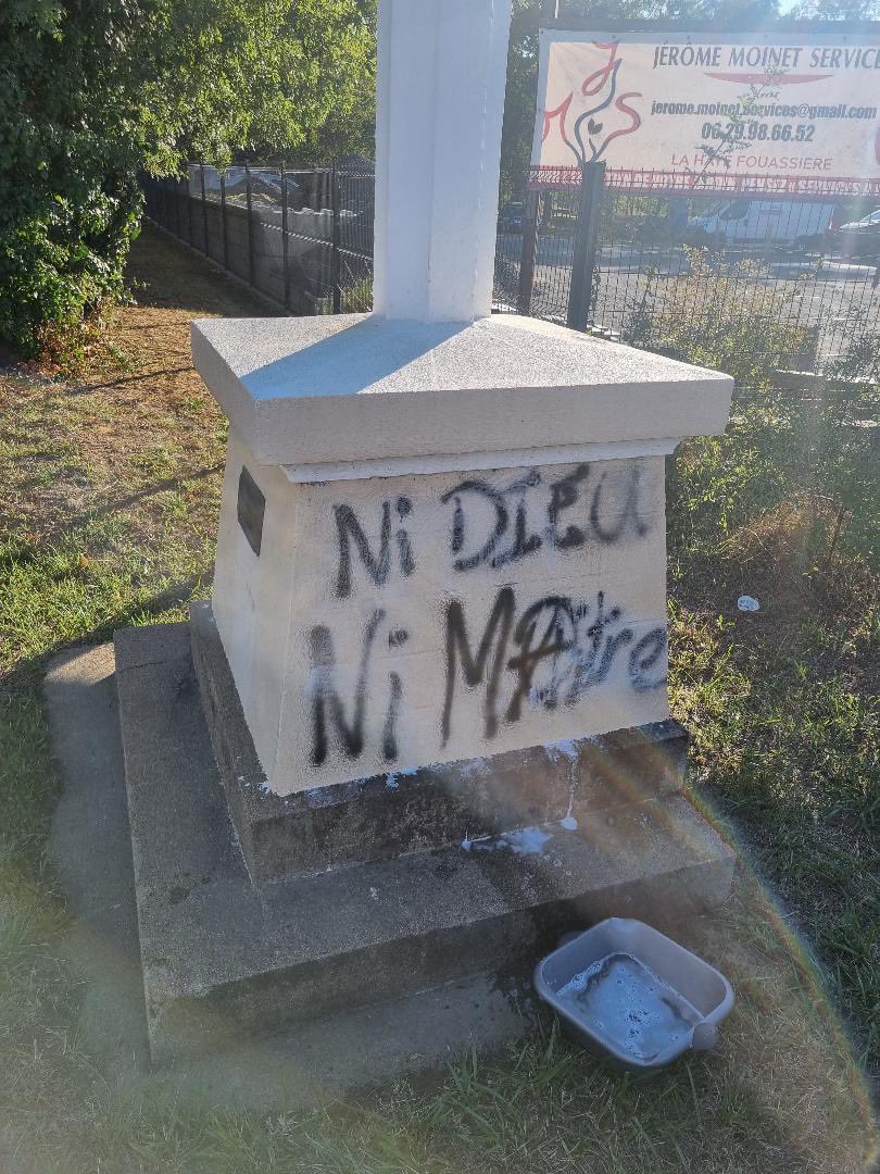 soscalvaires's tweet photo. Honte à ceux qui dégradent et vandalisent notre patrimoine religieux !
Ces calvaires représentent l’âme de nos villages et l’identité de ses habitants. Les dégrader, c’est dégrader la mémoire de nos campagnes ! 
#patrimoine #soscalvaires #vandalisme https://t.co/Lp1otFolWO