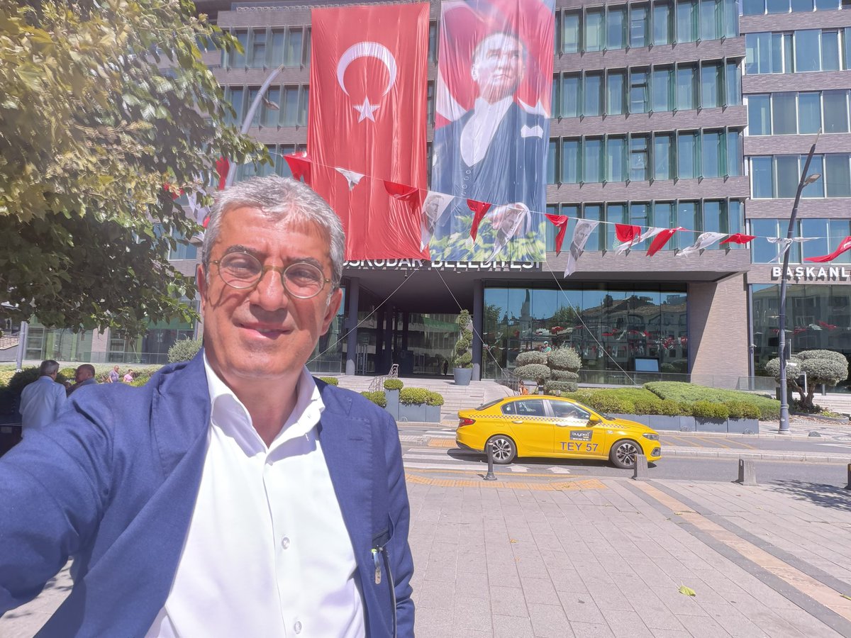 gunaydingokhan's tweet photo. Bu resimde 6 kişi var.

Kimisi gülerek, kimisi kollarını yana açarak poz vermişler. 

Türkiye’ye bir mesaj veriyorlar kendi “akılları” ve “ahlakları” uyarınca..

Aslında Türkiye’de siyasetin ne denli çürümüş olduğunu anıtlaştırıyor, yalnızca kendi kişisel miraslarına silemeyecekleri bir izi değil, Türkiye’nin seçimli demokratik sistemine yaptıkları suikasti tarihe geçiriyorlar..

Kuşkusuz bunu yapanlar resimdekilerle sınırlı değil..

31 Mart 2024 tarihinde Üsküdar’da MHP aday çıkarmadı, AKP adayı Hilmi Türkmen’i destekledi. Birlikte alabildikleri oy % 42.3 oldu. Buna karşılık biz Sinem Dedetaş’ı adaylaştırdık ve % 49.9 oranıyla ve 25 bin’e yakın oy farkıyla seçimi kazandık. Belediye meclisinde ise fark 27’ye karşı 17 olarak şekillendi.

Millet iradesini hazmedemediler. İftiralar, linç kampanyaları aralıksız sürdü. Sonra 31 Temmuz 2026’da Sinem Dedetaş’ı tutukladılar, kuyu tipi cezaevine koydular. 5 Ağustos’ta yapılan başkan vekilliği seçimlerinin üçüncü turunda iki kişi (Ahmet Başbaydar ve Hüseyin Kazan) kendi adaylarına değil, AKP adayına oy verdiler. Bunun gerekçesinin, birinin ceza alıp yurtdışında, bir diğerinin de cezaevinde olan çocuklarının özgürleştirilmesine yönelik aldıkları vaatler olduğu ifade edildi. Bütün bunlara, geçerli sayılmayan oylara karşılık, seçimi 4 üncü turda da olsa kazandık.

Ancak seçimi kazanmak yetmiyor. Yeni kurala göre, AKP kazanana kadar, her türlü kumpasa açık seçimlere devam ediliyor.

Yine böyle oldu, itiraz üzerine Üsküdar başkan vekilliği seçimi iptal edildi.

Bununla da yetinilmedi. 

Seçimi gerçekleştiren divan başkanı Meclis 1 inci Başkan vekilimiz ve divan üyeleri şüpheli sıfatıyla savcılığa çağrıldı, hizaya çekildiler.

Ardından siyasi başkan yardımcıları Amine Cansu Çelik ve MithatÖzdemir ile Meclis üyeleri Tahsin Epli, Aysel Can Ekşi, Ayhan Aydın, Ahmet Başbaydar ve Hüseyin Kazan tanık sıfatıyla çağrıldı ve  savcılığa ifade verdiler.

Süreç bununla kalmadı. Meclis üyelerimiz  Amine Cansu Çelik, Mithat Özdemir ve Ekrem Baki gözaltına alındılar. Bugün Cuma. Halen gözaltındalar, yarın seçim olacak.

İfadeler, gözaltılar, hâlâ sayıları yetmiyor. Sonra bu resim düştü medyaya, cumartesi yapılacak seçimlerden önce, perşembe gecesi. Ahmet Başbaydar, Ayhan Aydın, Hüseyin Kazan ve Tahsin Usta AKP’ye transfer olmuştu.

Seçimden iki gün evvel yapılan transferin havuç ve sopa ikilisinin birlikte çalışmasıyla gerçekleştiği konusunda, azıcık aklı ve vicdanı olan hiçkimsenin tereddütü olamaz. Bu nedenle bu fotoğrafa asılmış bulunan arsız gülüşler ve ceketlere sığmamış bedenler, kişisel fotoğraflardan öte, siyasetteki çürümüşlüğün vücut bulmuş resmidir..

Yukarıda söyledik ya, bu resim 6 kişiden ibaret değil. Mevzuu, Türkiye’nin içine çekildiği çukurun resmi..

Hilmi Türkmen AKP’li Üsküdar Belediye Başkanı iken yardımcısı olan zat, şimdi Adalet Bakan Yardımcısı. AKP genel başkanı aynı zamanda Cumhurbaşkanı. Vali’yi Cumhurbaşkanı atıyor ya da görevden alıyor. Tıpkı Adalet Bakanı ve HSK başkanını atayıp görevden alma yetkisine sahip olduğu gibi..

Bu sistemden adalet değil yandaşlık çıkar. Bu sistem Türkiye’yi yüceltmez, çürütür.

Bu nedenle değiştirmeliyiz.

Bu nedenle bu bir parti meselesi değil, memleket meselesidir.