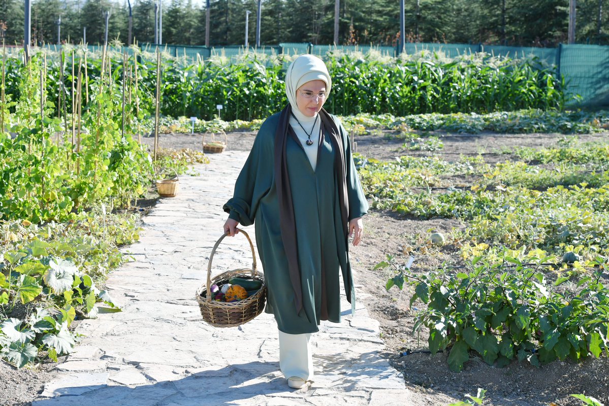 tcbestepe's tweet photo. Sayın Emine Erdoğan, Türkiye Millî Botanik Bahçesi’ni ziyaret etti https://t.co/D9kRxCZa40 https://t.co/JEpKGjGZif