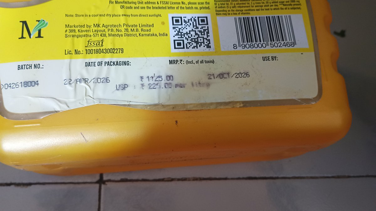 BhagyashRe99's tweet photo. Oil bottle fully covered by dust very unhygienic and became oily sticky, leaking. But in very bad condition. Also price lable not visible clearly.

NO OPTION TO DO REPLACEMENT IN GENUINE CASE! WHY? THEN GIVE REFUND 

Order 247474319158148

 @instamart_it @SwiggyCares https://t.co/WKB5i9vHTx