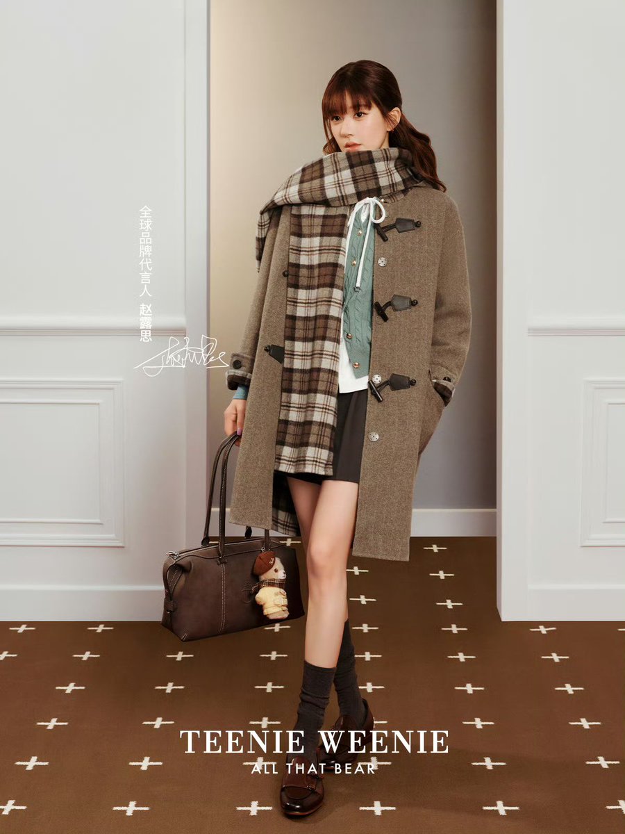 zhaolusi_intl's tweet photo. [📸] 090426 #ZHAOLUSI #赵露思          
Teenie Weenie Weibo / XHS Update

[2]

“Zhao Lusi | Meeting a Classic Once Again ▫️🟫

Teenie Weenie Global Brand Ambassador Zhao Lusi.”    

🔗 https://t.co/ANXyGMPFBh
🔗 https://t.co/ToZEZU118t

#RosyZhao #조로사 #จ้าวลู่ซือ https://t.co/zVMr8pGybk