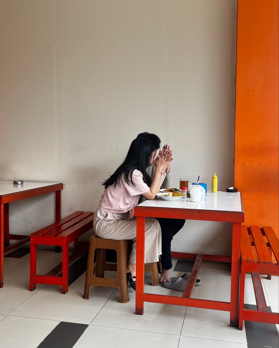 Amadeus_04's tweet photo. i wish one day bisa doa sebelum makan dan ngobrol seru berdua sebelahan🥹

sementara aku disebrang mereka sendirian wkwk isokey blm rezeki. 

Buat yg aku foto izin yah dan maaf cuma seneng aja liatnya. langgeng yah🙏🏻 https://t.co/5AiJmsQNcn