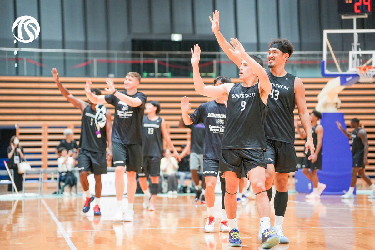 TokyoSunrockers's tweet photo. Oita Summer Training Camp
supported by Capsule Hostel Beppu Tower
レポート

【琉球ゴールデンキングスとの練習試合当日に密着した8日目のレポートを公開✌️】

✅大分県立大分西高等学校の体育館をお借りし、練習試合前の練習を実施🏀
サプライズで横断幕を用意いただきました。本当に力になります！ありがとうございます！

✅いよいよ琉球ゴールデンキングスとの練習試合🔥
約1500人の観客の前で試合を実施！
お越しいただいた皆さん本当にありがとうございました🙇‍♂️

会場の様子📸をまとめたレポートはこちらから👇
🔗 https://t.co/4vJxwDvvsA

#東京サンロッカーズ
#Bリーグ