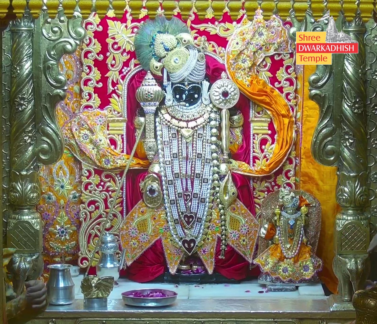 DwarkaOfficial's tweet photo. राजाधिराज द्वारकाध���श जी के श्रृंगार आरती दर्शन🙏🏻
श्री द्वारकाधीश मंदिर द्वारका,गुजरात
दिनांक :- 04/09/2026 शुक्रवार                                               

#Dwarka #shringararti
#ShridwarikadhishmandirOfficial https://t.co/dN7xCOO2Uh